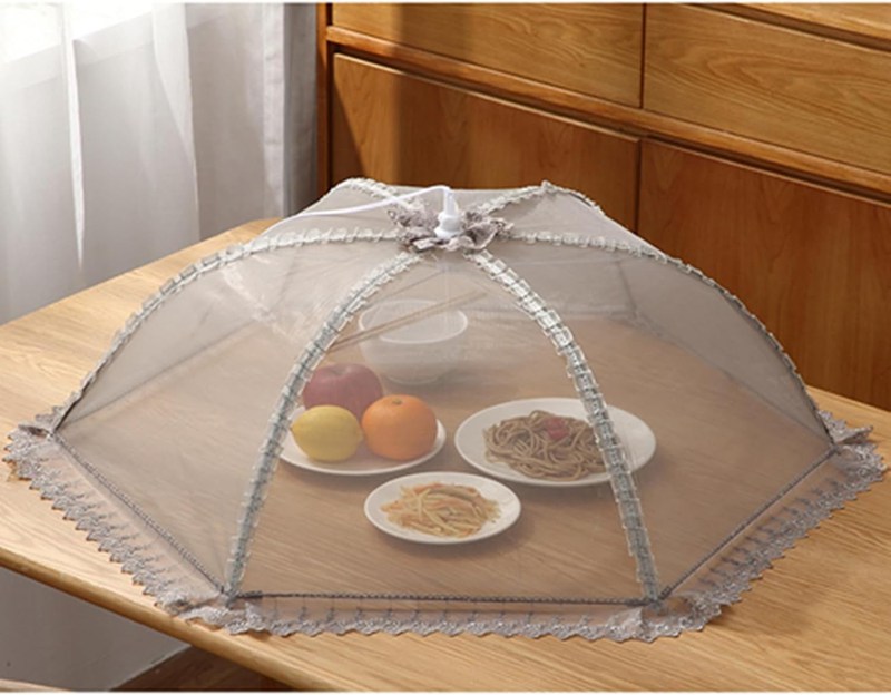 　　　 ◆◇◆売れている秘密◆◇◆ 【虫よけ】ラップ要らずで何度でも使えるからとってもエコ。ホコリ・虫・乾燥からお料理を守ります。今までのフードカバーはメッシュ加工で半透明になっており中身が見えるものばかりでした。虫・ハエからお皿に乗った食材を守ることを考えて作られておりました。 【通気性】両側はメッシュのデザインで、通気性が抜群です。暑い日は、このカバーを使用して、料理が悪くなりにくいです。それに、見た目もいいので、部屋の雰囲気もきれいに変わりますよ。 【高品質素材】:プレートサービングカバーは高密度ステンレススチールメッシュで作られており、フレームを厚くして強化し、より耐久性があり頑丈で、吹き飛ばされにくく、洗って再利用できます。 【折り畳み】開くのは紐を引っ張るだけ。引っ張ってから料理に被せるまで数秒です。閉じるのも簡単。上部のロック部分を軽くひと押しだけ。畳むと細くなりますので、家具の隙間とかに立てかけておいてもOK、場所を取りません。 【適用範囲】屋外および家族での使用に適しています。パーティー、バーベキューテーブル、キャンプ、家族の休日のニーズを満たすために、ハンバーガー、ステーキ、グリル野菜、フルーツ、フルーツサラダなどのすべての食品をカバーできます。また、野菜などの保護にも使用されます。 　　　◆◇◆注意事項◆◇◆ご覧のモニターの環境、撮影環境により実物と色味が異なって見える場合がございます。湿った状態で他のものと擦り合わせると色が移る恐れがあります。濃色品の洗濯時は、白色、淡色と分けて洗ってください。説明 ★★★★★★★★★★★★★★★★★★★★★★★★●?▼▼ようこそいらっしゃいませ▼▼●★★★★★★★★★★★★★★★★★★★★★★★★▲特色について▲?料理を用意した後の食事までのちょっとした待ち時間に、またはおやつやデザートの取り置きの、ホコリよけ虫よけにとても便利。?フードカバーは多くの細かいメッシュの通気孔を持って、オーブン料理の粗熱を取るときや用意したお食事やお菓子、お茶などをほこりや乾燥、夏場の虫などから守るにも便利です。いつでも美味しい物を食べられます。家族みんなに健康な生活を作りましょう。?折りたたみ可能で縦型に収納しやすく、部屋の空間を節約します。引っ張って開けやすくて使用に便利です。?ラップ要らずで何度でも使えるからとってもエコ。ホコリ・虫・乾燥からお料理を守ります。今までのフードカバーはメッシュ加工で半透明になっており中身が見えるものばかりでした。虫・ハエからお皿に乗った食材を守ることを考えて作られておりました。▲適用シーンについて▲?家庭、ホテルなどの開いているお菓子、飲み物、果物をきれいに保存できます。アウトドアパーティー、キャンプ、バーベキュー、調理、ピクニックなどの様々な場合でに茶碗、食器、皿などに大活躍します。?このフードカバーは埃や虫をよけられるので、帰りが遅い旦那様の夕食や子供のおやつ、バーベキューやピクニックなどのアウトドアで大活躍です。使用しないときもコンパクトに収納できて、持ち運び便利です。?屋外および家族での使用に適しています。パーティー、バーベキューテーブル、キャンプ、家族の休日のニーズを満たすために、ハンバーガー、ステーキ、グリル野菜、フルーツ、フルーツサラダなどのすべての食品をカバーできます。また、野菜などの保護にも使用されます。▲注意事項について▲?実際の製品の色は、色収差や撮影光の状態をモニターするためにここに表示されている画像とは多少異なる場合があります。?輸送中に完全に密閉されているために、少数の商品は匂いがするかもしれません。数日間は換気の良い場所に置いて、臭いは消えます。▲ご安心ください▲?弊店はお客様のご要望とご期待を応えられるように全力を尽くしたいと存じます。もし、商品に対して何かご質問がございましたら、ぜひお聞かせください。?商品の品質には万全を期しておりますが、万が一、お手元に届いた商品に何かご不満な点がございましたら、こちらはお客様のご納得いただける解決策をご提供いたしますので、ぜひお気軽にご連絡ください。