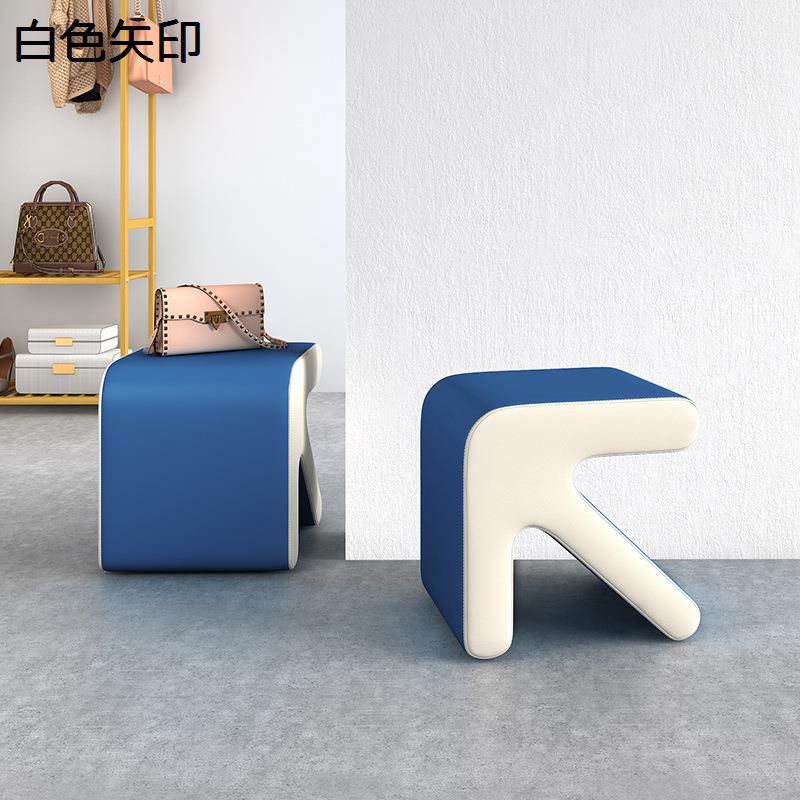 足置き スツール 矢印 マルチスツール オットマン PUレザー 正方形 ロースツール ミニスツール 座れる テーブルスツール インテリア 高密度 クッション付き リビング/玄関/寝室適用 靴交換スツール 組立不要