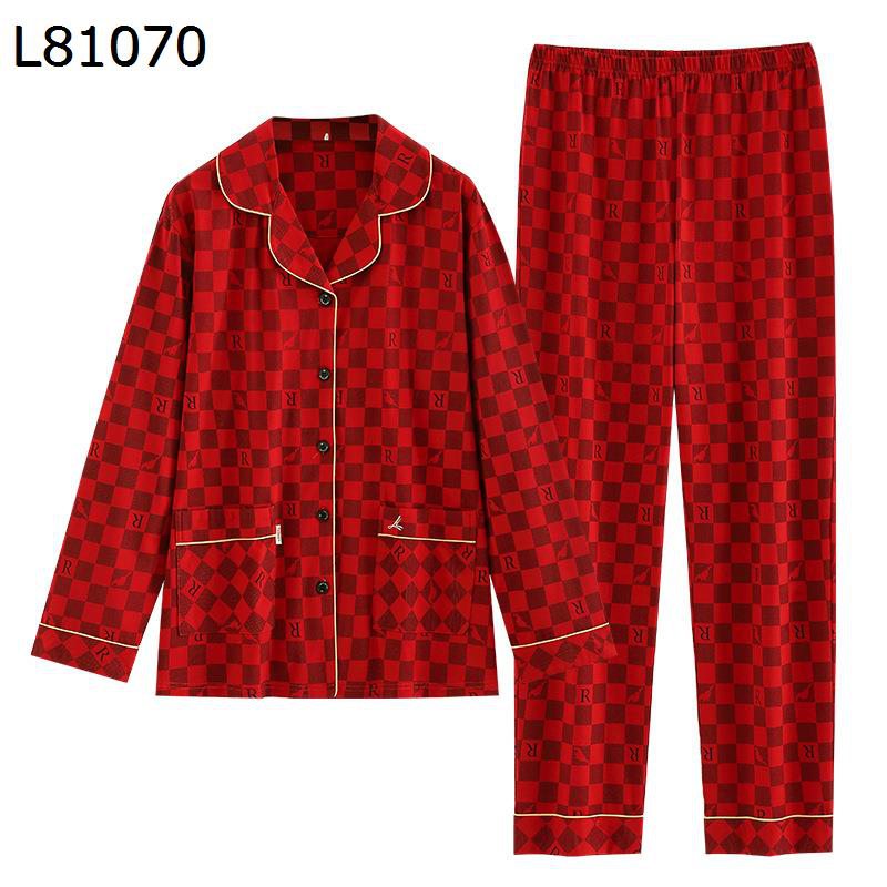 　　　 ◆◇◆人気の秘密◆◇◆ 洗濯するほどにふっくらふわふわに！通気性、吸水性に優れているので、適度な保温性があり、寝る時も着心地がよく快適です。 やわらかくて肌触りの良い、綿100％素材。通気性が良いのでお部屋でのリラックスタイムに最適です。長袖+長ズボンのセットアップです。 一晩で、平均コップ1杯もの汗をかくと言われています。快眠のためには寝汗対策が必須！吸水性抜群で、汗をかいてもべたつきにくい。優れた通気性で、蒸れにくい。お風呂上りもサラッと快適♪薄手なのに適度な保温性。夏場のクーラーによる寝冷え対策に最適♪ 長袖トップスとロングパンツ2点セットです。精密の製造工芸にこだわって、細かく処理されて出来上がった上品のパジャマです。高級感あふれた微光沢のあるデザインなのでナイトウェア、寝間着としてはもちろん、ホテル、旅行などのお泊りにも持っていけます。 体重推薦：「M」40-50kg　「L」50-60kg　「XL」60-70kg　「2XL」70-80kg 　　　◆◇◆注意事項◆◇◆ご覧のモニターの環境、撮影環境により実物と色味が異なって見える場合がございます。湿った状態で他のものと擦り合わせると色が移る恐れがあります。濃色品の洗濯時は、白色、淡色と分けて洗ってください。説明 「商品特徴」 ?~柔らかくてゆったりとした素材を使い、さらっとした着心地に仕上げ、耐久性と防寒性に優れたパジャマが登場です。 ?~ふんわり柔らかで肌への負担も少なく、乾燥肌など、肌が敏感な人にオススメ。洗うたびに柔らかさは増し、長く着るほど素材の良さがアップします。 ?~吸水・通気性に優れており、汗をかいてもサラッとしています。保温性も高く、寝るときの体温をしっかりと保ちます。春、秋、冬に応対できます！ ?~ルームウェアとしてはもちろん、普段着感覚のシンプルなデザインですから、ちょっとご近所へというときにも役立ちます。とても便利な部屋着です。 ☆★☆「ご注意」☆★☆ ?実際の製品の色は、色収差や撮影光の状態をモニターするためにここに表示されている画像とは多少異なる場合があります。 ?輸送中に完全に密閉されているために、少数の商品は匂いがするかもしれません。数日間は換気の良い場所に置いて、臭いは消えます。 「検索キーワード」 ルームウェア ナイトガウン ガウン 和装 パジャマ 寝衣 寝間着 寝巻 寝巻き お寝巻 介護寝巻き ガーゼ寝巻き ねまき 部屋着 バスローブ ローブ 甚平 作務衣 ワンピース じんべい 和式パジャマ ナイトウェア 家着 作業着 羽織 肌着 普段着 浴衣 ゆかた 旅館浴衣 和風パジャマ 和式カーディガン