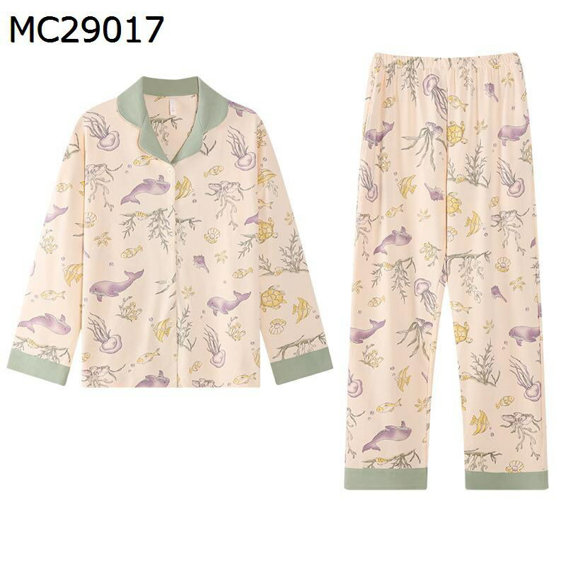 　　　 ◆◇◆人気の秘密◆◇◆ 吸湿性と通気性に優れ、汗をかいてもサラッとしていて快適。保温性も高く、寝るときの体おんをしっかりと保ちます。お風呂上りにも気持ちの良い素材です。 綿100％のガーゼ素材で肌触りがよく、ふんわり柔らかな着心地。吸湿性、保温性、通気性、発散性がとても優れています。 ポリエステルシルクの優しい肌触りです。通気性がよく、快適な着心地。薄手で滑らかな生地で春夏秋に最適です。お揃いのヘアバンドや収納袋までそろったセットですので、旅行や急な入院にも便利です。 長袖トップスとロングパンツ2点セットです。精密の製造工芸にこだわって、細かく処理されて出来上がった上品のパジャマです。高級感あふれた微光沢のあるデザインなのでナイトウェア、寝間着としてはもちろん、ホテル、旅行などのお泊りにも持っていけます。 体重推薦：「M」40-50kg　「L」50-60kg　「XL」60-70kg　「2XL」70-80kg 　　　◆◇◆注意事項◆◇◆ご覧のモニターの環境、撮影環境により実物と色味が異なって見える場合がございます。湿った状態で他のものと擦り合わせると色が移る恐れがあります。濃色品の洗濯時は、白色、淡色と分けて洗ってください。説明 「商品特徴」 ?~柔らかくてゆったりとした素材を使い、さらっとした着心地に仕上げ、耐久性と防寒性に優れたパジャマが登場です。 ?~ふんわり柔らかで肌への負担も少なく、乾燥肌など、肌が敏感な人にオススメ。洗うたびに柔らかさは増し、長く着るほど素材の良さがアップします。 ?~吸水・通気性に優れており、汗をかいてもサラッとしています。保温性も高く、寝るときの体温をしっかりと保ちます。春、秋、冬に応対できます！ ?~ルームウェアとしてはもちろん、普段着感覚のシンプルなデザインですから、ちょっとご近所へというときにも役立ちます。とても便利な部屋着です。 ☆★☆「ご注意」☆★☆ ?実際の製品の色は、色収差や撮影光の状態をモニターするためにここに表示されている画像とは多少異なる場合があります。 ?輸送中に完全に密閉されているために、少数の商品は匂いがするかもしれません。数日間は換気の良い場所に置いて、臭いは消えます。 「検索キーワード」 ルームウェア ナイトガウン ガウン 和装 パジャマ 寝衣 寝間着 寝巻 寝巻き お寝巻 介護寝巻き ガーゼ寝巻き ねまき 部屋着 バスローブ ローブ 甚平 作務衣 ワンピース じんべい 和式パジャマ ナイトウェア 家着 作業着 羽織 肌着 普段着 浴衣 ゆかた 旅館浴衣 和風パジャマ 和式カーディガン