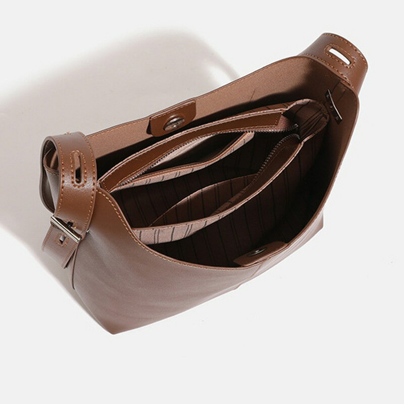 ショルダーバッグ レディース PU革 バケツ型 バケットバッグ 2way 肩掛け 斜め掛け 背中ポケット ぬいぐるみ付き 合皮 縦型 内ポケット有り 収納力 耐久性 春 夏 秋 冬 カジュアル レトロ かわいい