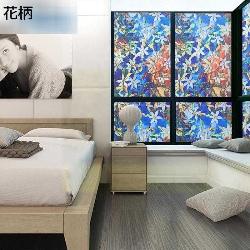 　　　 ◆◇◆人気の秘密◆◇◆ 【明るさを保つ窓ガラス目隠しシート】外からの視線を遮りながら、かつ、充分に外の光を室内に取り込めます。カーテンを閉めているときの閉塞感や窮屈感あるの暗い部屋から解放されるでしょう。透明窓ガラスを簡単に装飾ガラスに変身。部屋のおしゃれな演出と目隠しの両立できます。目隠し効果は高いです。 【UVカット＆明るい＆日射和らげ】ガラスを通して入る大量有害な紫外線をカットします。紫外線による家具や床材の変色を守ります。フローリングや畳、カーペットなどの床材、インテリア?家具の紫外線による日焼け、劣化を防止します。 【遮熱、省エネ、節電】良好な遮熱効果と断熱効果があるので、夏は外からの熱をカットし、冬は室内の暖気を逃しません。熱気、冷気の流入出を?減して、日々の節電や省エネ対策にもなります。 【残り物なし＆賃貸OK】接着剤不要(静電気吸着)なので、水だけで貼り付け、貼り直しOK！初心者の方でも簡単に貼れます。また、簡単に貼って剥がせ、残留物もなし、再利用も可能です。賃貸や社宅などにも大人気!貼る前には、フィルム裏の保護シールを剥がしたか、滑々なガラスに貼るかご確認ください。 【適用場所＆小物DIY】フリーカットなので、窓にピッタリはれます。そしてガラス窓だけではなく、滑らかなガラスにも適用するので、家のリメイクと小物のDIYにオススメ。ご注意：静電力で吸着するので、表面が凸凹したら、粘着力がかなり落ちます。 　　　◆◇◆注意事項◆◇◆ご覧のモニターの環境、撮影環境により実物と色味が異なって見える場合がございます。湿った状態で他のものと擦り合わせると色が移る恐れがあります。濃色品の洗濯時は、白色、淡色と分けて洗ってください。説明 【素材】PVC 【貼り付け方】 ※貼る前は必ず裏の剥離シートを剥がしてください。 ※大きな面積で貼る時、二人協力して貼ってください。 1.測定：測ったサイズより、縦も横も1cm大きめにフィルムを切ります。 2.掃除：ガラス面を綺麗に掃除します。 3.霧吹き：ガラスに水をたっぷりと吹き付けます。多くほど水をかけば、空気抜けがよりやすいです。 4.フィルム裏の剥離シートを剥がす：角の両面ともセロハンテープを貼ると容易に剥がせます。 5.貼る：端からフィルムの滑らかな面をガラス面に乗せて、ゴムヘラやタオルを使って中央から外に空気と水を押し出します。 6.仕上げ：はみ出し部分は線を引いて、ハサミで切ります。 端が浮いている場合：ヘアドライヤーで温めて、もう一度水を吹き付けて貼ってください。気泡が残る場合：その部分を剥がして、もう一度水を吹き付けて抜き出してください。 貼った後、すぐ剥がれた場合、以下4点をご確認ください。 1.剥離シートを剥がすこと　2.水をたっぷりかけること　3.平で滑らかなガラス面に貼ること　4.フィルムの滑らかな面をガラスに貼ること(3D柄面ではなく) 【ご注意】 全てのガラスの平滑面（平で滑らか）OK。ザラザラとしたすりガラス面や凹凸面に不適用。 保管条件のため、ビニール臭いが発生するかもしれません。気になる場合、風通しの良い所に24時間置いてなくなれます。