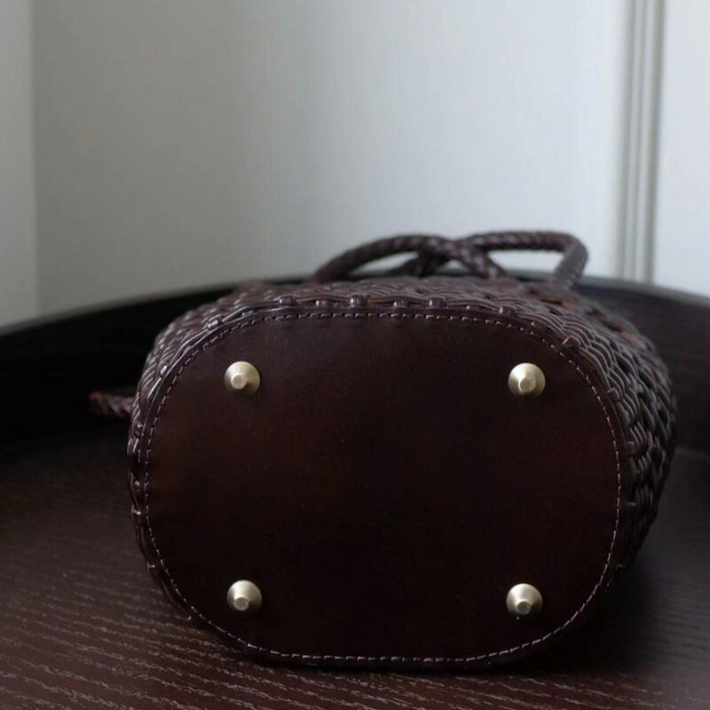 バケツ型 ハンドバッグ 編み込み 春夏 レザー レディース 肩掛けバッグ 本革 大容量 女性 軽量 手提げ シンプル ビンテージ 底鋲付き ミニポーチ付き おしゃれ 鞄 お母さんのかばん 就職祝い 通勤 日常着用