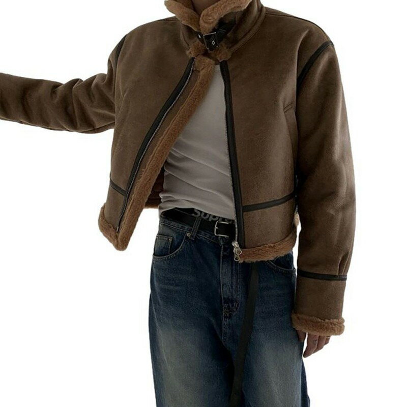 　　　 ◆◇◆売れている秘密◆◇◆ B-3とは高い高度で作業を行う爆撃機搭乗員の為に開発されたモデル。 極寒の高空飛行に対応するため毛足を揃えたシープスキン・レザーテープで補強された縫い目など防寒機能を最優先させたデザインで、通称“ボマージャケット”の呼び名で愛され続けるミリタリージャケットの逸品です。 1930年代に陸軍航空隊の寒冷地用として採用されていたB-3フライトジャケットのデザインをモチーフに、タウンユース向けにフェイクムートン使いでライトに仕上げた一着。 日本人体型に合わせたサイズスペックで、シルエットやディテールを現代風にカスタマイズしたスタイリッシュなアイテムです。 保温、遮風効果を高める襟裏のチンストラップベルトや、ウエスト両サイドのベルト、風の侵入を防ぐために締まったカフスなどB-3のディティールをしっかり踏襲。 身頃・袖裏地はフェイクボアで、保温性・防寒性を高めつつ、軽量なので着心地も抜群です。 B-3デザインの武骨さとスタイリッシュな雰囲気が上手く融合した今季大注目のアイテム アメリカ陸軍航空隊が1934年に寒冷地気候用のフライドジャケットとして開発・採用したしたムートンのボマージャケット type B-3。ミリタリージャケットの魅力はシンプルで機能性に優れていること・・・永い年月を経ているのにまったく古臭さを感じない完成されたデザイン・・・メンズアウターとして人気が絶えないB-3ムートンジャケットです。 ハルフのオリジナル B3 はとても着やすいパターンを採用しており、従来のB3に比べて小さめです。従来のB3は袖の幅が広くシルエットに着ぶくれ感があります。それはそれでB3のオリジナルシルエットなので否定はしません。しかし、着るシーンが限られているデザインだなー B3 は・・・と・・・（当時の爆撃機搭乗員は被弾しない様に銅版制の防弾チョッキをB3内部に着用していたそうです）そこでハルフはムートン B3の機能美をそのままに、少し大人のムートンB3を製作しました。 　　　◆◇◆注意事項◆◇◆ご覧のモニターの環境、撮影環境により実物と色味が異なって見える場合がございます。湿った状態で他のものと擦り合わせると色が移る恐れがあります。濃色品の洗濯時は、白色、淡色と分けて洗ってください。説明 ??◆ご来店ありがとうございます◆?? ※【サイズ】サイズ表は左の画像の部分をご確認ください。 サイズは平置きメジャーでの採寸になりますので1-3cmの誤差が生じる場合が御座います。予めご了承をお願い致します。 【商品紹介】 ◆高級感あふれる革を使用したメンズ用レザージャケット。シンプルでどんなスタイルにあわせても男らしくキマる、 ヘビロテ確実の本命アウター！　柔らかな肌触りで履き心地が良く、絶対に違和感がありません。 ◆秋冬シーズンに防寒性・防水性・保温性を兼ね備えたメンズレザージャケットです。柔らかくて軽く、スタイリツシュなイメージを高める一着。大人の男のエレガンスを際立て、着れば着るほど体に馴染みます。 ◆シンプルなライダースデザインのおしゃれなレザーパーカージャケットです！立体裁断なので体にフィットする美しいシルエットが魅力のレザージャケット、見た目も味わい深くなるのが実感いただけます。 ◆彼氏、お父さん、お友達への贈り物としてきっと喜ばれるでしょう。　誕生日、クリスマス、記念日にあなたの家族、友人や恋人のための素晴らしい贈り物にもなります。 ◆普段着にはもちろん、カジュアル、ビジネス、モードにもおすすめです。コーディネートに欠かせない男スタイル。春、秋、冬に適用しています。おしゃれなシングルライダースなので、バイクや自転車にはもちろん、ビジネスにもカジュアルにもご着用いただけます。作業（ワーク）、ストリート、ミリタリー、ツーリング、旅行、登山、釣り、BBQ、キャンプ、ウォーキング、ハイキング、アウトドア、スポーツなどのシーンにもオススメ。 【注意事項】 ★皮革の製品に関しての独特な匂いがしますが、風通しのいいところにしばらく置いておくと、ゆっくり散られます。 ★水道の水或いは洗剤を入れた水で手洗い/ドライクリンニング/レザー用クレンザーまたは綿布で軽く拭いて、汚れをとります。風通しのいい場所で陰干し願います。日光に避けてください。 ★インポートのお品の特性としまして、糸の継ぎ目や多少のほつれがツレや小傷が生じることがございますが、品質上は問題ありません。 ★パソコン機器及びモニタなどの違い、また室内、室外での撮影により、多少お色味が異なっ て見える場合がございます。