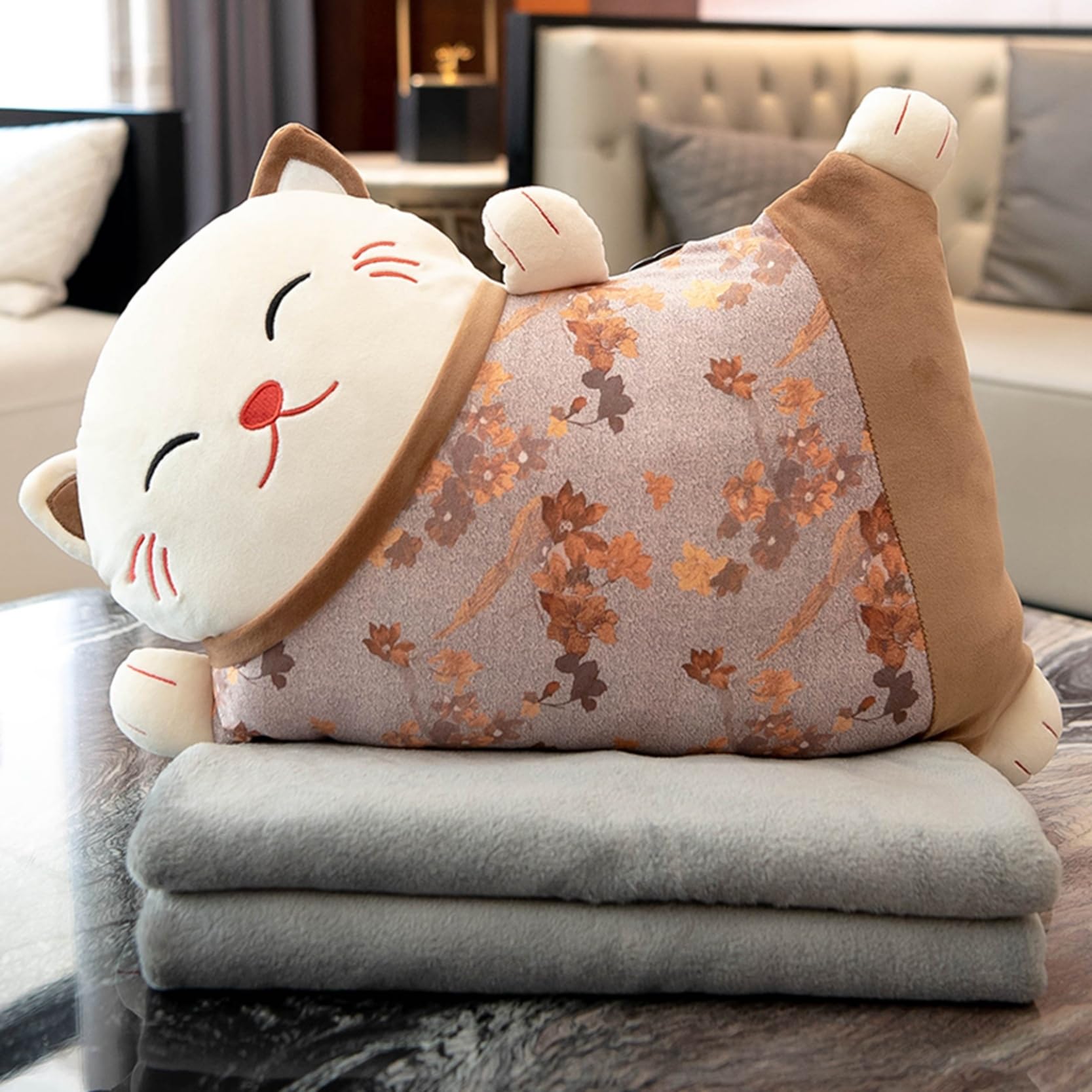 　　　 ◆◇◆売れている秘密◆◇◆ ?【ソフトな触感】しっとり＆もちもちのプレミアムな柔らかさととろけるような触り心地が大人気の抱きまくら。もちもちなのに、とろけるような触り心地が人気の理由。 ?【洗濯】カバー取り外して丸洗い可。お手入れ方法：洗濯機のご使用は避け、手で押し洗いをしてください。染色の性質上、色落ちする場合がございます。他のものと分けてて洗ってくだい。素材の特性上、お洗濯により多少の縮みや風合いの変化、型崩れが発生します。また、摩擦による素材表面お風合いが変化することがございます。どうぞご了承ください。 ?【広い使用範囲】抱きついたり肘置きにしてもOK、お腹をまくらにしたり、抱きついたり。ふっくらお腹で頑張る人のごろごろタイムのお手伝いをします。抱きや腰枕等、お客様の用途に合わせてお使い頂けます！一人暮らしの方へのプレゼントにもオススメです。 ?【ギフト】子供の誕生日に、クリスマスに、バレンタインデー、感謝祭に、子供の日に、母の日やその他の記念日の甘い贈り物!赤ちゃんや大人のように、これは非常に人気のある特別なプレゼントです。 ?【萌え萌え】季節を気にする事なく取り入れることができます。ふわふわ好きな方、面白いおもちゃが欲しい方、可愛いぬいぐるみが欲しい方におすすめです。お部屋の主役、ソファーやベッドや何もないところにも。その空間に可愛さが生まれるぬいぐるみです。 　　　◆◇◆注意事項◆◇◆ご覧のモニターの環境、撮影環境により実物と色味が異なって見える場合がございます。湿った状態で他のものと擦り合わせると色が移る恐れがあります。濃色品の洗濯時は、白色、淡色と分けて洗ってください。説明 ??RAMEMO?? ??????ご愛顧いただきありがとうございます！?????? うちの商品をご覧になる際に、以下のことを説明させていただきます。 「商品紹介」 ?素材: PP綿、柔らかく快適、非刺激性、環境に安全で無害です。 「商品特徴」 ♪~可愛いデザインのぬいぐるみ、触り心地もふわふわ、クッション兼抱き枕。 ♪~一度抱きついたら、離れられないほどの心地よさ。ギュッとHUGしてストレスを軽減させましょう！ ♪~そばがらは通気性や吸湿性に優れ、寝ている間の汗など余分な水分を吸収してくれます。深く沈み込まずしっかりと安定感のある寝心地の枕です。 ♪~肌に優しシリコンワタを使用、生地もワタも弾性のある素材で、抱き枕が身体に合わせてくれるので、身体にフィットし、気持ちいい感触です、抱きつくだけて自然に安心感や抱擁感を得らます。 ♪~萌えグッズ、ストレス解消、やわらかい、癒し、子供、彼女、彼氏、誕生日贈り物、抱き枕、座布団、おもちゃ、クッション。触ったら気持ちいいで、毎日の生活がもっと楽しくなります。部屋や寝室や玄関や車などに勝手に置くことができます。 ☆★☆「ご注意」☆★☆ ★実際の製品の色は、色収差や撮影光の状態をモニターするためにここに表示されている画像とは多少異なる場合があります。 「検索キーワード」 本物そっくり キリンぬいぐるみ 抱きまくら リアル 添い寝まくら 部屋飾り インテリア 萌え萌え 昼寝枕 目曲 萌え萌え おもしろ 座る姿 頭も支える 結婚祝い ドレス ぬいぐるみ インテリア おもちゃ立ち姿 柔らか 45-70cm 毛が抜けない 肌触り プレゼント クリスマス 店飾り 子供 キッズ ブラウンぬいぐるみ リアル 縫い包み 添い寝まくら 体長い 店飾り クリスマス 贈り物 ギフト お見舞い 子供 男の子 女の子