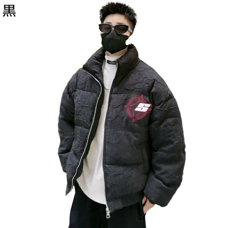 　　　 ◆◇◆人気の秘密◆◇◆ 【素材構成】PUを採用して、ステッチがちゃんと入れってる、しっかりしてる作り。手触りのよいPU素材で、柔らかくて肌に優しい。インナーふわふわな中綿を入れ、軽量で暖かい。素材からデザインまで高級感満点。「サイズ」L：参考体重:50-60kg XL：参考体重:60-70kg 2XL：参考体重:70-80kg 3XL：参考体重:80-90kg 【防風、防寒性に優れ】適度な厚みのあるしっかり綿生地で作られているので、通気性が良く、防風、防寒性に優れています。 ボリューム感のある袖とゆるっとしたオシャレなシルエットがふんわりもこもことした生地でやわらかい雰囲気が季節感を漂わせてくれるボアブルゾン。季節の変わり目からロングシーズンに渡りお使いいただけます。 【ファスナー】 首元まで引き上げることができるフロントジッパーは、脆弱な頸部を効果的に保護し、首からの熱の逃げを防ぎ、寒い冬でも常に暖かく快適に保つことができます。ジッパー式サイドポケットは間違いなく安全性を強化し、安心して持ち物を入れることができます。 【男女兼用】できる、ゆったりユニセスサイズ。恋人・ご夫婦でのご使用はもちろん、結婚祝いや引越し祝いなどのプレゼントにも大人気。性別問わず着られるので、色違いでのお揃いコーデやギフトにもおすすめです。 【適応場合】着ているだけでファッショナブルな雰囲気を演出 上品な風合いで優しいぬくもりを感じさせる トップスに一枚羽織るだけで清潔感あるコーデが完成！軽量化で折りやすいので、旅行やキャンプなどのアウトドア活動に、持ち運びにも便利です。ジーンズなどのカジュアルコーデのアウターにピッタリ。オシャレに防寒できます。 　　　◆◇◆注意事項◆◇◆ご覧のモニターの環境、撮影環境により実物と色味が異なって見える場合がございます。湿った状態で他のものと擦り合わせると色が移る恐れがあります。濃色品の洗濯時は、白色、淡色と分けて洗ってください。説明 ???ご愛顧いただき、ありがとうございます??? ?うちの商品をご覧になる際に、以下のことを説明させていただきます。 ?★「商品詳細」★? ボディ詰め物：ダウンコットン 表・裏素材：PUレザー ?★「サイズ」★? L：参考体重:50-60kg XL：参考体重:60-70kg 2XL：参考体重:70-80kg 3XL：参考体重:80-90kg 【商品紹介】 ◇裏にはボリューム感のあるダウンコットンがたっぷりと詰まっており、防寒性を向 上させた機能的なデザインを実現。 ◆通気性の良い生地で、汗や、水に濡れてもすぐ乾き、運動時の熱量も体から排出しやすく、通気性に優れていますから、サラリと快適な状態に保ちます。 ◇柔らかくて保温性に優れている、真冬の寒さにも耐えられる温かさを維持したダウンコットンコートです。シンプルなデザインで通勤も学校もお出かけもピッタリ合う中綿ダウンコートです。どの年代の方にもご愛用いただけます。 ◆通勤通学、外作業やスポーツ、ランニングやトレーニング、釣り、登山やハイキング、サイクリングやツーリング、バイクやドライブ、旅行やキャンプなど、様々なシーンで活躍します。 ?★「ご注意」★? 実際の製品の色は、色収差や撮影光の状態をモニターするためにここに表示されている画像とは多少異なる場合があります。 「検索キーワード」 ロングコート ロングダウンコットンジャケット ダウンコットンジャケット ダウンコットンコート コットンジャケット ウィンタージャケット ショートコート ハーフ メンズ 男性用 男女兼用 ユニセックス レディース 紳士服 お揃い カップル ペ フード付き フルジッパー ラグジュアリー バイク用 登山 旅行 大人 アウトドア 外出 キャンプ ストリート 韓国ファッション 日常 お出かけ かっこいい