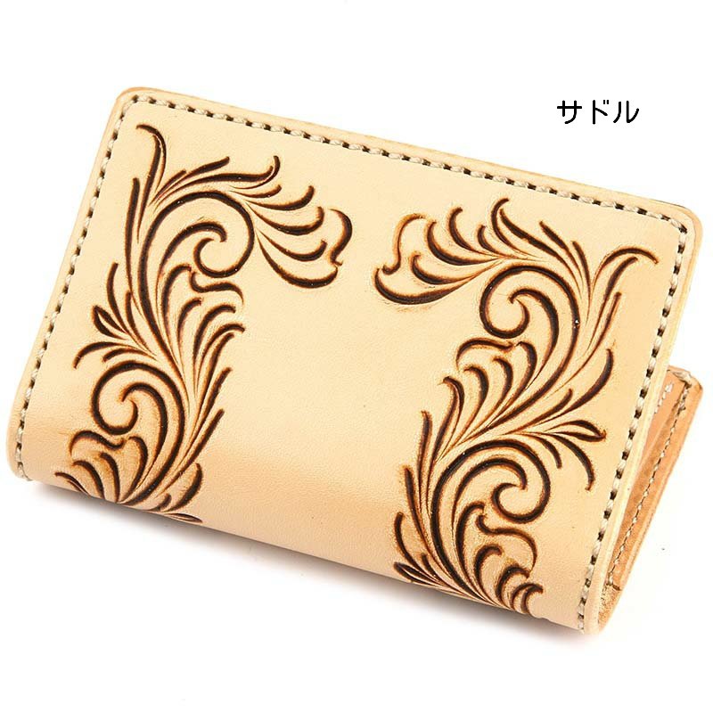 新商品一覧を見る ＞ カテゴリ一覧を見る ＞ &nbsp; 名刺が10枚前後収納可能、片面にはカードポケットが2つ付属しており、マチを大きくする事により、1つのポケットにカードが2枚収納可能で、合計4枚収納できます。素材のEU.ダブルバット(牛皮革)とは、ヨーロッパ産の牛原皮のみを使用し、フランスとの国境に近いベルギー唯一のタンナー(皮革製造業)でるタナリーマズール社で、ケブラコ、ミモザ、栗の木からのタンニンを使う伝統製法で鞣した牛皮革です。きめの細かく、手染めやカービングに適した高級皮革です。サドルは図柄を描いた後、全体にアンティーク染料を塗り拭き取ることにより柄の中に色が残る染色方法で、アーモンド、モカ、ブラックはカービングを施した後、手染めで染色しております。➖➖➖➖➖➖➖➖➖➖【アイテム詳細】 生産国：日本 素材：牛革カラー：サドル、アーモンド、モカ、ブラックサイズ：H約11cm × W約7.5cm × D約2cm品番：KPC001➖➖➖➖➖➖➖➖➖➖【ATTENTION】 ■掲載商品の色合いについて 出来る限り実物の色味に差が無いように撮影しておりますが、ご利用のパソコン、スマートフォンのモニター環境や、天然皮革ゆえ、染色具合も個体差がごさいます。予めご了承下さいませ。 ■キズ、色ムラについて 革表面にキズ、色ムラ、シワ、黒点などがある場合がありますが、天然皮革の個性としてお楽しみ下さい。 商品の特徴 シーズン 春 夏 秋 冬 通年 オールシーズン 1月 2月 3月 4月 5月 6月 7月 8月 9月 10月 11月 12月 対象 メンズ 男 男性 紳士 レディース 女 女性 社会人 成人 大人 シニア 学生 大学生 高校生 中学生 夫 妻 10代 20代 30代 40代 50代 60代 70代 用途 普段使い おしゃれ ビジネス 仕事 便利 キーワード KC,s KCs KC.s KC's ケーシーズ ケイシイズ ケィシィズ 公式 オフィシャル ブランド オンライン 革 本革 レザー レザークラフト 人気 取り扱い テイスト アメカジ カジュアル バイカー アメリカン カントリー トラッド ストリート シンプル ベーシック ワーク ミリタリー ファッション 高級 大人 ラグジュアリー シーン プレゼント ギフト お祝い 贈り物 贈りもの 贈答 贈答品 お返し 返礼品 クリスマス クリスマスプレゼント クリスマスギフト 誕生日 誕生日プレゼント 記念日 記念 敬老の日 結婚記念日 成人祝い 就職祝い バレンタイン バレンタインデー ヴァレンタイン ヴァレンタインデー ホワイトデー 父の日 母の日