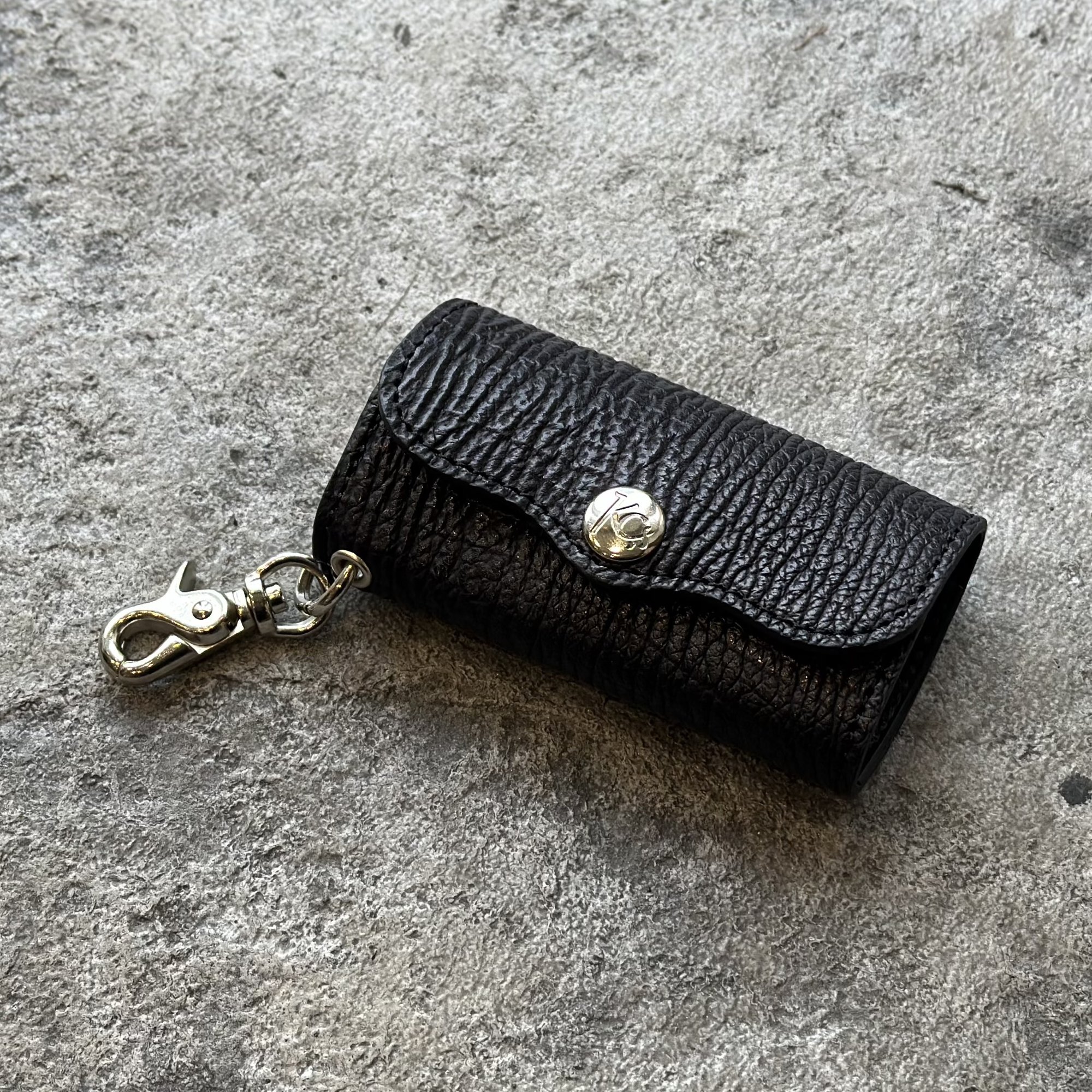 【KC,s】 ケーシーズ キーケース ハンギング プレート シャーク KIK015 サメ革 本革 高級 レザー 牛革 おしゃれ 日本製 ブランド メンズ レディース シンプル アメカジ 経年変化 エイジング キーホルダー キーリング ナスカン スマートキー 鍵 鮫革