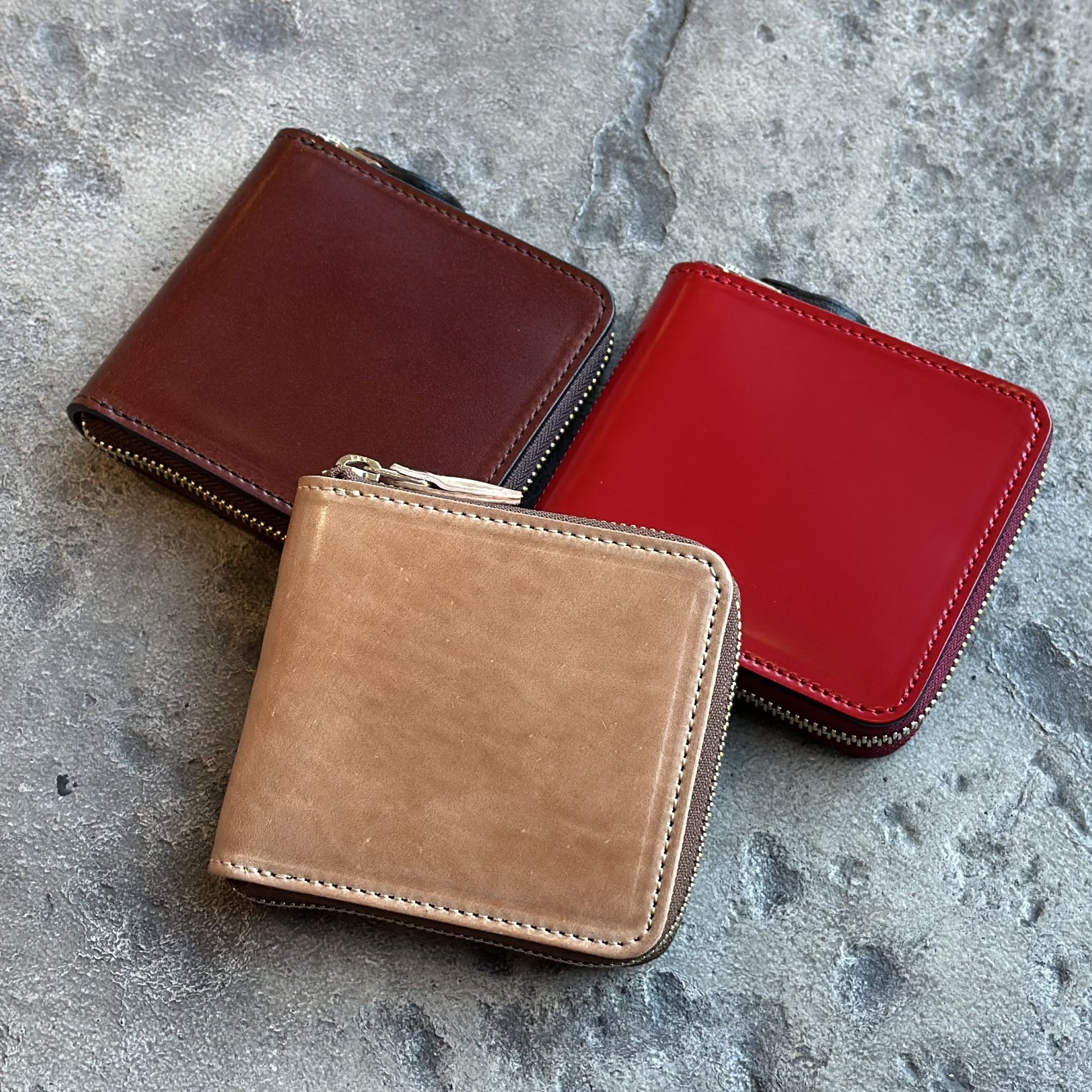 新商品一覧を見る ＞ カテゴリ一覧を見る ＞ &nbsp; コードバンは「シェル」と呼ばれる緻密な繊維構造をもつ馬のお尻部分の革になります。 取れる量が極めて少量なので、非常に希少性の高い高級皮革です。 強度が牛革の2倍以上あると言われてお...