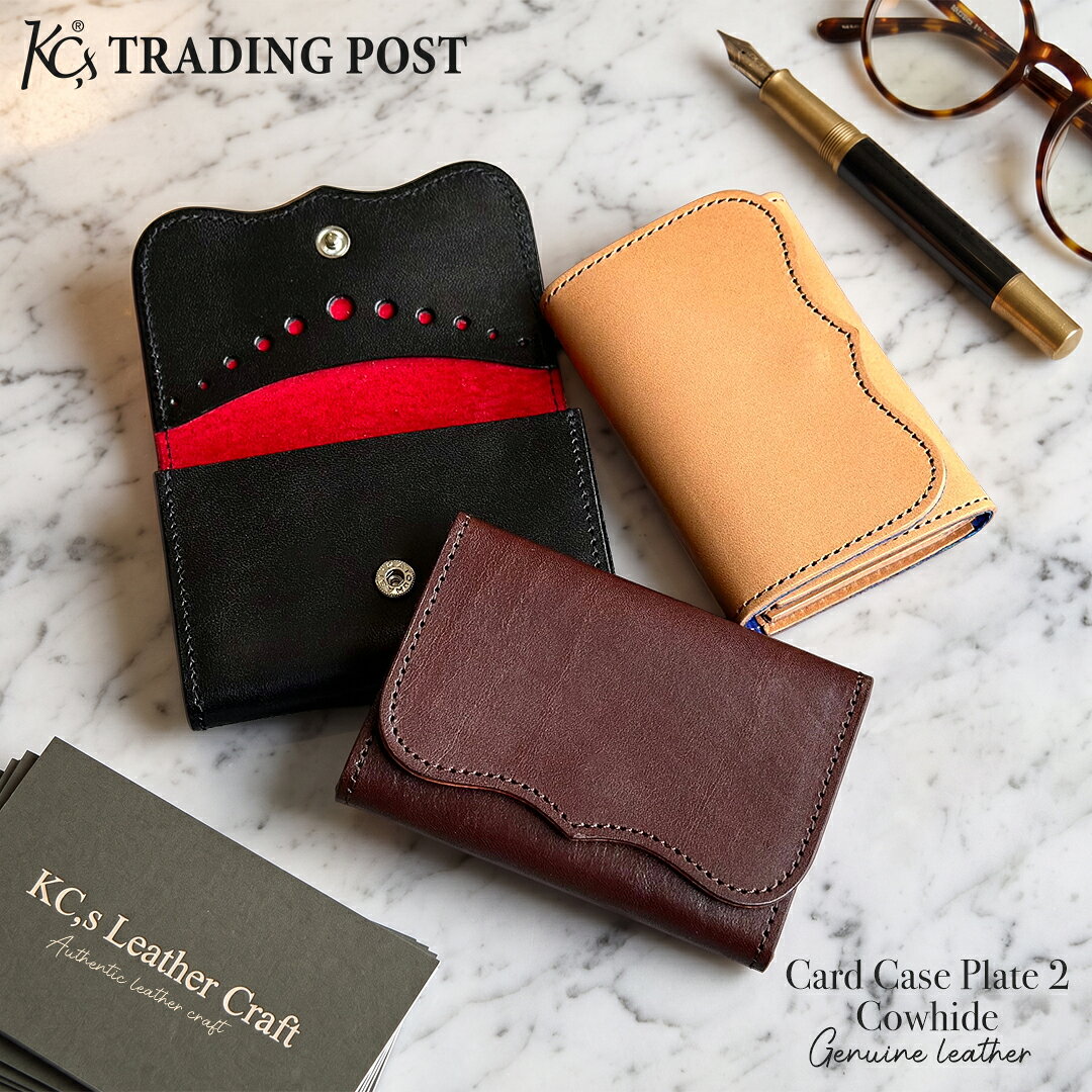 新商品一覧を見る ＞ カテゴリ一覧を見る ＞ &nbsp; KC,s(ケーシーズ/ケイシイズ) KC,s カードケース プレート2 カウハイド 上質な栃木レザーを使用したカードケース 収納力豊富な名刺入れ(カードケース)です。 マチ付きで名刺が30枚前後収納可能、名刺交換の多いビジネスマンにお勧めです。 片面にも頂戴した名刺をサッと収めたりできるようポケットを装備しています。 表革には使い込むほどに美しい艷が増すことで人気の高い栃木レザーを贅沢に使用しております。 内側には色鮮やかなピッグスウェードを張り合わせてます。 ピッグスウェードは、ふわふわと柔らかいソフトな肌触りとなっており、大切な名刺やカードを保護します。 シンプルで品のあるデザインで、スーツやカジュアルなどのどんなシチュエーションや服装にベストマッチします。 ITEM INFO 商品名 カードケース プレート2 カウハイド 素材 外革／牛革、内革／ピッグスウェード カラー タン＆ブルー、ブラウン＆オレンジ、ブラック＆レッド、ブラウン＆グリーン、ブラウン＆モスグリーン サイズ H約10.5cm × W約7.5cm × D約2cm 品番 KCC002 生産国 日本 カテゴリーから探す アイテム カードケース一覧から探す 新商品 新商品一覧から探す 商品の特徴 シーズン 春 夏 秋 冬 通年 オールシーズン 対象 メンズ 男 男性 紳士 社会人 成人 大人 シニア 学生 大学生 高校生 中学生 夫 10代 20代 30代 40代 50代 60代 70代 用途 普段使い おしゃれ ビジネス 仕事 キーワード 栃木レザー 本革 レザー コンパクト カード入れ カードケース テイスト 高級 大人 ラグジュアリー カジュアル シーン プレゼント ギフト お祝い 贈り物 贈りもの 贈答 贈答品 お返し 返礼品 クリスマス クリスマスプレゼント クリスマスギフト 誕生日 誕生日プレゼント 記念日 記念 敬老の日 結婚記念日 成人祝い 就職祝い バレンタイン バレンタインデー ヴァレンタイン ヴァレンタインデー ホワイトデー 父の日上質な栃木レザーを使用したカードケース 収納力豊富な名刺入れ(カードケース)です。 マチ付きで名刺が30枚前後収納可能、名刺交換の多いビジネスマンにお勧めです。 片面にも頂戴した名刺をサッと収めたりできるようポケットを装備しています。 表革には使い込むほどに美しい艷が増すことで人気の高い栃木レザーを贅沢に使用しております。 内側には色鮮やかなピッグスウェードを張り合わせてます。 ピッグスウェードは、ふわふわと柔らかいソフトな肌触りとなっており、大切な名刺やカードを保護します。 シンプルで品のあるデザインで、スーツやカジュアルなどのどんなシチュエーションや服装にベストマッチします。 DETAILS COLOR ITEM INFO 商品名 カードケース プレート2 カウハイド 素材 外革／牛革、内革／ピッグスウェード カラー タン＆ブルー、ブラウン＆オレンジ、ブラック＆レッド、ブラウン＆グリーン、ブラウン＆モスグリーン サイズ H約10.5cm × W約7.5cm × D約2cm 品番 KCC002 生産国 日本 ※ラッピングをご希望の方はカートの「ラッピングを希望する」のチェックボックスにチェックを入れてください。 レザーメッセージカードはこちらからご購入いただけます ショップバッグはこちらからご購入いただけます ATTENTION ■掲載商品の色合いについて 出来る限り実物の色味に差が無いように撮影しておりますが、ご利用のパソコン、スマートフォンのモニター環境や、天然皮革ゆえ、染色具合も個体差がごさいます。予めご了承下さいませ。 ■キズ、色ムラについて 革表面にキズ、色ムラ、シワ、黒点などがある場合がありますが、天然皮革の個性としてお楽しみ下さい。 ■染色について 革の個体差や染色時期により、染まり具合は1点ずつ異なります。また色ムラがある場合がございます。予めご了承ください。 ■天然皮革を使用した商品について 天然皮革を使用した商品は、商品画像と実際にお届けする商品の革の表情や模様が異なる場合がございます。 天然素材ならではの個性として、あらかじめご了承ください。