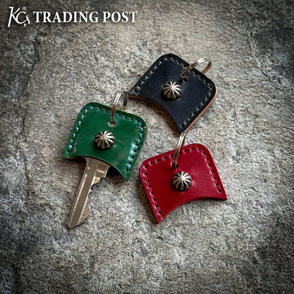 新商品一覧を見る ＞ カテゴリ一覧を見る ＞ &nbsp; KC,s(ケーシーズ/ケイシイズ) 【限定商品】KC,s キーカバー スタッズ コードバン 希少素材が生む、唯一無二の存在感 無機質な鍵をオシャレに彩ってくれ、鍵の識別、金属音などを軽減してくれるスグレモノです。 素材のコードバンは独特の光沢と希少性が高く、牛革に比べて2倍以上の強度のある皮革です。 商品名 【限定商品】KC,s キーカバー スタッズ コードバン 素材 コードバン革 カラー 3 colors サイズ H約3.2cm × W約3cm (ロータリーディスク、ディスクシリンダー対応サイズ) 品番 - 生産国 日本 カテゴリーから探す アイテム キーカバー一覧から探す 新商品 新商品一覧から探す 商品の特徴 シーズン 春 夏 秋 冬 通年 オールシーズン 1月 2月 3月 4月 5月 6月 7月 8月 9月 10月 11月 12月 対象 メンズ 男 男性 紳士 レディース 女 女性 社会人 成人 大人 シニア 学生 大学生 高校生 中学生 夫 妻 10代 20代 30代 40代 50代 60代 70代 用途 普段使い おしゃれ ビジネス 仕事 便利 キーワード KC,s KCs KC.s KC's ケーシーズ ケイシイズ ケィシィズ 公式 オフィシャル ブランド オンライン 革 本革 レザー レザークラフト 人気 取り扱い テイスト アメカジ カジュアル バイカー アメリカン カントリー トラッド ストリート シンプル ベーシック ワーク ミリタリー ファッション 高級 大人 ラグジュアリー シーン プレゼント ギフト お祝い 贈り物 贈りもの 贈答 贈答品 お返し 返礼品 クリスマス クリスマスプレゼント クリスマスギフト 誕生日 誕生日プレゼント 記念日 記念 敬老の日 結婚記念日 成人祝い 就職祝い バレンタイン バレンタインデー ヴァレンタイン ヴァレンタインデー ホワイトデー 父の日 母の日希少素材が生む、唯一無二の存在感 無機質な鍵をオシャレに彩ってくれ、鍵の識別、金属音などを軽減してくれるスグレモノです。 素材のコードバンは独特の光沢と希少性が高く、牛革に比べて2倍以上の強度のある皮革です。 COLORS ※天然キズ、シミ、黒点等がある場合があります。 ※パラフィンコードバンとは、ロウビキ仕上げのコードバンで、表面にロウのムラが現れ、使い込むほど深い光沢へと変化します。 ITEM INFO 商品名 【限定商品】KC,s キーカバー スタッズ コードバン 素材 コードバン革 カラー 3 colors サイズ H約3.2cm × W約3cm (ロータリーディスク、ディスクシリンダー対応サイズ) 品番 - 生産国 日本 ※ラッピングをご希望の方はカートの「ラッピングを希望する」のチェックボックスにチェックを入れてください。 レザーメッセージカードはこちらからご購入いただけます ショップバッグはこちらからご購入いただけます ■天然皮革を使用した商品について 天然皮革を使用した商品は、商品画像と実際にお届けする商品の革の表情や模様が異なる場合がございます。 天然素材ならではの個性として、あらかじめご了承ください。