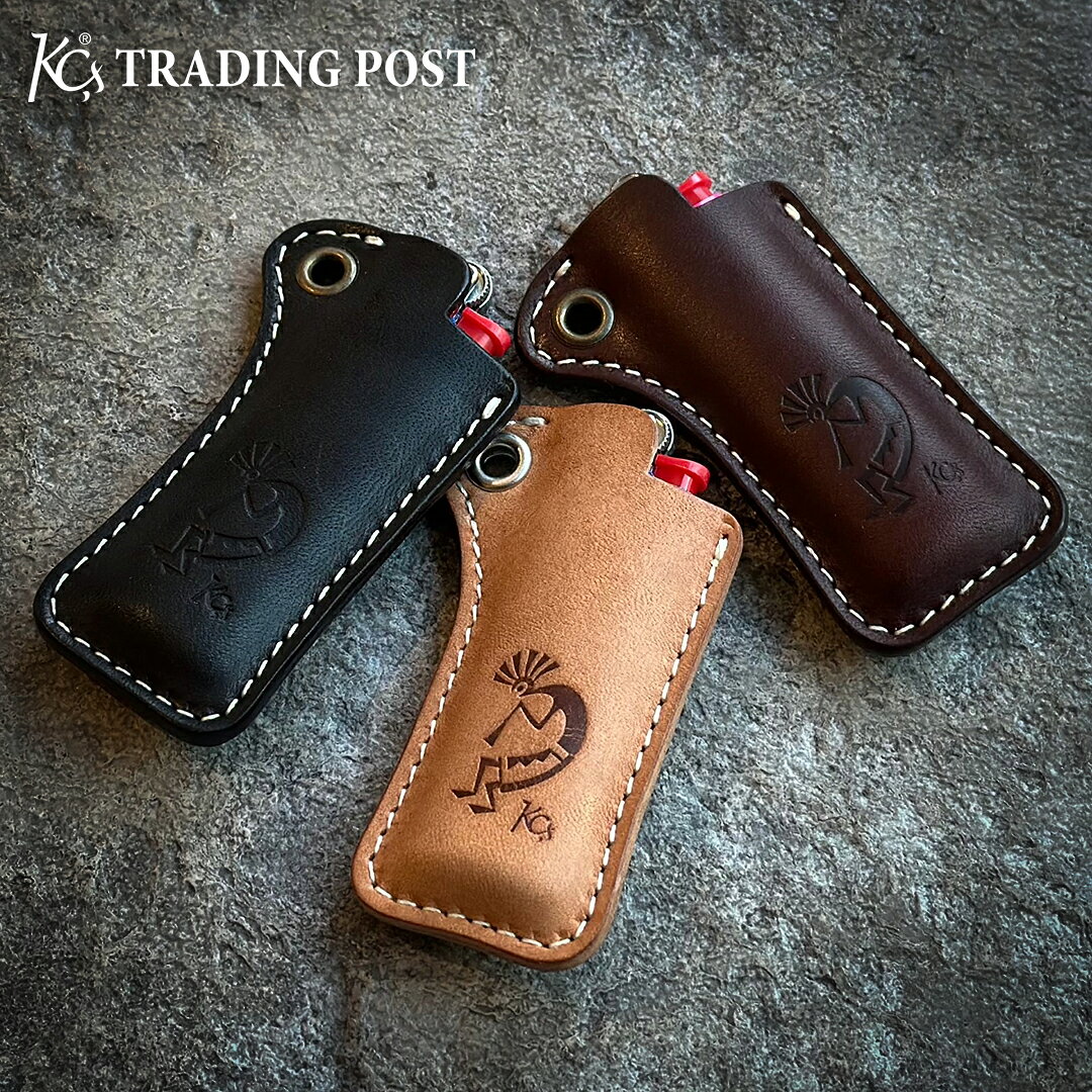新商品一覧を見る ＞ カテゴリ一覧を見る ＞ &nbsp; KC,s(ケーシーズ/ケイシイズ) KC,s ライターケース アイレット ココペリ その傷さえも、美しい。手のひらで育てるオイルステアハイドレザー(牛革) 無骨な野性味と、洗練された美意識が共存する「オイルステアハイドレザー（牛革）」を贅沢に使用したライターケースにココペリの刻印を施しました。 最大の魅力は、使い込むほどに所有者だけの表情へと変化する「エイジング（経年変化）」。 中身のライターが寿命を迎えても、新しいものに入れ替えることで、革の成長を止めることなく永きにわたりご愛用いただけます。 愛煙家の相棒に最適なデザイン 大切な愛用品を紛失しないよう、実用性にも配慮しました。 あしらわれたハトメには、お手持ちのストラップや金具を装着可能。別売りの革紐と合わせれば、アクセサリーのように首から下げ、肌身離さず持ち歩くことができます。 ライターを格上げする上質な存在感 ただの消耗品であったライターが、手にするたびに重厚な輝きを放つ特別なアイテムへ。 火を灯す何気ない瞬間を、豊かで上質な時間へと格上げします。 BICライター（スリムサイズ）が入る大きさに設計された確かなフィット感。 ご自身用としてはもちろん、愛煙家の方へのセンスある贈り物としても最適です。 商品名 KC,s ライターケース アイレット ココペリ 素材 牛革 カラー 3COLORS サイズ 横幅(最長)4.9cm×縦8.1cm ＊BIGライター スリムサイズでの設計。 品番 - 生産国 日本 カテゴリーから探す アイテム ライターケース一覧から探す 新商品 新商品一覧から探す 商品の特徴 シーズン 春 夏 秋 冬 通年 オールシーズン 1月 2月 3月 4月 5月 6月 7月 8月 9月 10月 11月 12月 対象 メンズ 男 男性 紳士 レディース 女 女性 社会人 成人 大人 シニア 学生 大学生 高校生 中学生 夫 妻 10代 20代 30代 40代 50代 60代 70代 用途 普段使い おしゃれ ビジネス 仕事 便利 キーワード KC,s KCs KC.s KC's ケーシーズ ケイシイズ ケィシィズ 公式 オフィシャル ブランド オンライン 革 本革 レザー レザークラフト 人気 取り扱い テイスト アメカジ カジュアル バイカー アメリカン カントリー トラッド ストリート シンプル ベーシック ワーク ミリタリー ファッション 高級 大人 ラグジュアリー シーン プレゼント ギフト お祝い 贈り物 贈りもの 贈答 贈答品 お返し 返礼品 クリスマス クリスマスプレゼント クリスマスギフト 誕生日 誕生日プレゼント 記念日 記念 敬老の日 結婚記念日 成人祝い 就職祝い バレンタイン バレンタインデー ヴァレンタイン ヴァレンタインデー ホワイトデー 父の日 母の日その傷さえも、美しい。手のひらで育てるオイルステアハイドレザー(牛革) 無骨な野性味と、洗練された美意識が共存する「オイルステアハイドレザー（牛革）」を贅沢に使用したライターケースにココペリの刻印を施しました。 最大の魅力は、使い込むほどに所有者だけの表情へと変化する「エイジング（経年変化）」。 中身のライターが寿命を迎えても、新しいものに入れ替えることで、革の成長を止めることなく永きにわたりご愛用いただけます。 ココペリの意味と由来 ココペリ（Kokopelli）とは、主にアメリカ南西部のネイティブアメリカン（ホピ族・ズニ族など）に伝わる精霊・神話的存在です。 ココペリは、笛を吹く背中の丸い人型として描かれることが多く、古代の岩絵（ペトログリフ）にも登場します。 その姿は、村から村へ旅をしながら笛の音とともに恵みをもたらす存在を表しています。 ココペリが象徴するもの ココペリは、以下のような意味を持つとされています。 豊穣・五穀豊穣 子宝・安産 幸運・繁栄 音楽・喜び・旅 笛の音は、春の訪れや雨を呼び、作物の成長を促すと信じられてきました。 現代でのココペリ 現在では、 お守り アクセサリー レザーアイテムやジュエリー などのモチーフとして人気があり、幸運を運ぶシンボルとして親しまれています。 ネイティブアメリカンカルチャーやスピリチュアルな意味合いを持つモチーフとして、世代を問わず愛され続けている存在です。 愛煙家の相棒に最適なデザイン 大切な愛用品を紛失しないよう、実用性にも配慮しました。 あしらわれたハトメには、お手持ちのストラップや金具を装着可能。別売りの革紐と合わせれば、アクセサリーのように首から下げ、肌身離さず持ち歩くことができます。 ライターを格上げする上質な存在感 ただの消耗品であったライターが、手にするたびに重厚な輝きを放つ特別なアイテムへ。 火を灯す何気ない瞬間を、豊かで上質な時間へと格上げします。 BICライター（スリムサイズ）が入る大きさに設計された確かなフィット感。 ご自身用としてはもちろん、愛煙家の方へのセンスある贈り物としても最適です。 ITEM INFO 商品名 KC,s ライターケース アイレット ココペリ 素材 牛革 カラー 3COLORS サイズ 横幅(最長)4.9cm×縦8.1cm ＊BIGライター スリムサイズでの設計。 品番 - 生産国 日本 ※ラッピングをご希望の方はカートの「ラッピングを希望する」のチェックボックスにチェックを入れてください。 レザーメッセージカードはこちらからご購入いただけます ショップバッグはこちらからご購入いただけます
