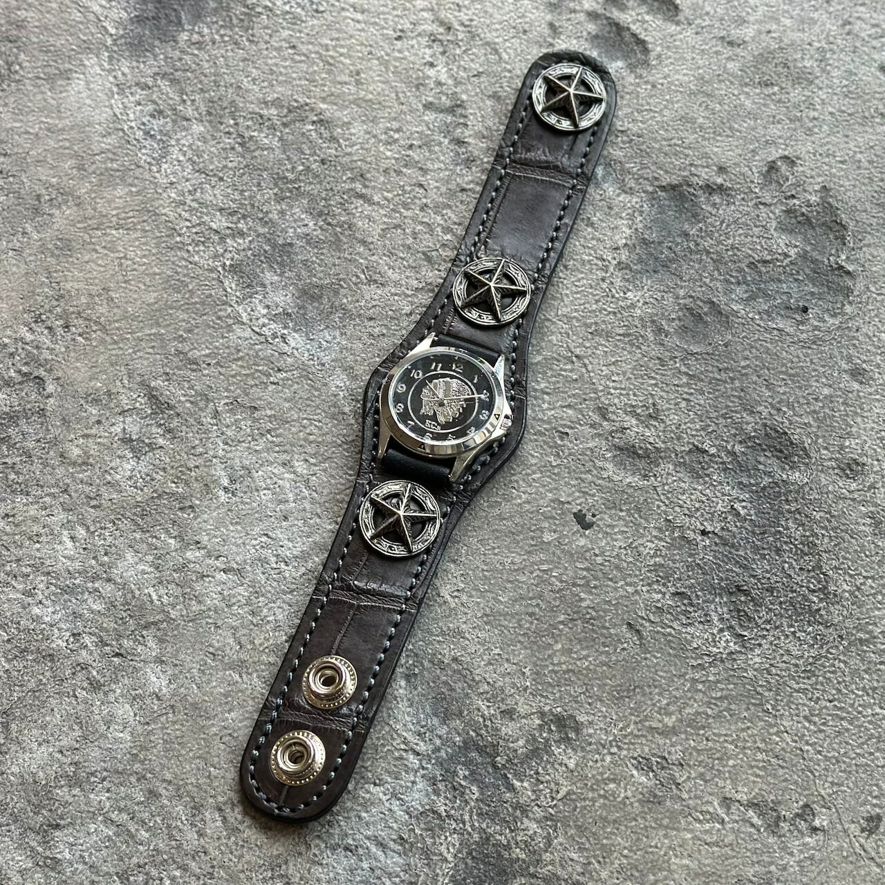 【KC,s】 限定商品 腕時計 ケーシーズ KCs ケイシイズ ウォッチブレス スリーコンチョ クロコダイル チャコール おしゃれ ブランド メンズ レディース ペア お揃い 男性 女性 ペアウォッチ クオーツ 日本製 レザー レザーブレスウォッチ 本革 ワニ革 かっこいい