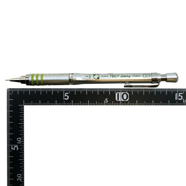 振るだけで芯が出る（フリシャ機能）シャープペン「テクトツーウェイ/Tect 2way」です。持ち運び時には、このフリシャ機能をロックすることができます。中央にあるリングの上の部分を回し、フリシャ機能をオフにすることで、誤って芯がでることを防ぐことができます。また、製図用シャープ仕様になっているので、ペン先まで見やすくなっています。重心はペン先にあるので、安定して書く事ができます。25g。サイズ：縦=150mm　横=11mm　厚さ=15mm商品色傾向：銀色 商品番号73847商品名テクトツゥーウェイ　シャープペン 0.3mm【シルバー】JAN4901681667277メーカーゼブラメーカー品番MAS41-S色違い・柄違いの商品⇒ 色違い・柄違いの商品をすべて確認する600000001378: