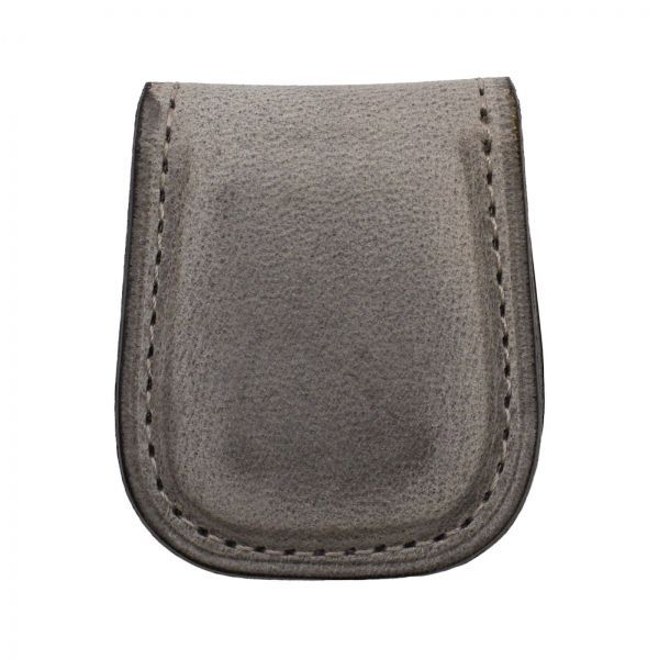 イタリアはトスカーナにあるタンナー、テンペスティ社製のシビラリスシオを使用したマグネットクリップです。リフィルや資料をまとめるペーパークリップ、ホワイトボードに貼り付けるマグネット、紙幣をまとめるマネークリップなどに使える便利アイテムです。コピー用紙10枚ほどをまとめて留めて置けます。テンペスティ社のシビラリスシオは、スムースな表面にロウ引きを施しており程よい張り感がある革です。植物タンニン鞣しの染料仕上げなのでお使いいただくほど深い色へ変化し、上品で自然な艶が出て経年変化を楽しんでいただけます。サイズ：縦=45mm　横=35mm　厚さ=10mm商品色傾向：グレー 表紙パターン：無地商品番号163870商品名レッテラ・テンペスティ ペーパークリップ(マグネット)【チェネレ(グレー)】本革 日本製JAN4595987760291メーカーodoru/オドルメーカー品番602-9色違い・柄違いの商品⇒ 色違い・柄違いの商品をすべて確認する【odoru/オドル】レッテラ テンペスティー・シビラレザー 日本製を確認する【odoru/オドル】を確認する600000024475: 200000004600: 200000004641: