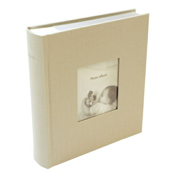 発色の美しい布貼りハードカバー表紙のポケットアルバム。ポストカードサイズ（100×148mm）を200枚収納することができます。表紙の窓部分は、お好みの写真（L判写真が縦向きに入ります）に差し替え可能です。・台紙種別：ポケット台紙・台紙色：白・台紙枚数：50枚・最大収納枚数：200枚・対応ポケットサイズ：ポストカードサイズ（100×148mm）・1ページ収納枚数：2枚サイズ：縦=220mm　横=195mm　厚さ=47mm商品色傾向：グレー 表紙パターン：タイポグラフィー商品番号136904商品名フォトフレームアルバム コルソグラフィア【グレージュ】ポストカードサイズ200枚収納可JAN4550045052664メーカーマークスメーカー品番CG-AL11-GBE色違い・柄違いの商品⇒ 色違い・柄違いの商品をすべて確認する600000011057: