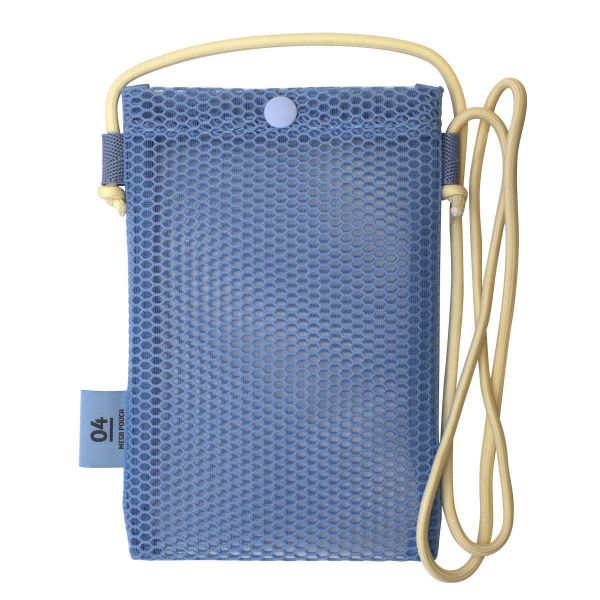 小物をおしゃれに見せながら持ち歩ける、メッシュ素材の人気コレクション。ユニセックスなカラーが魅力のスマホショルダーです。パステル調で透け感をより楽しめるキャンディカラーがラインアップしました。肩紐のストラップ部分がバイカラーのアクセントになった目をひくデザインです。トレンド感がありながら、開口部にスナップボタンが用意された収納もきちんとできる作りになっています。マチのないフラットなフォルムなので、スマートフォンはもちろん、小物類をスマートに持ち歩けます。外でのアクティビティに持ち歩くのに最適のデザインです。サイズ：縦=190mm　横=120mm　厚さ=10mm商品色傾向：青 表紙パターン：無地商品番号160558商品名メッシュコレクション スマホショルダーポーチ 【ソーダ】大人かわいい 涼しげアイテムJAN4550045126983メーカーマークスメーカー品番MSH-PO15-BL色違い・柄違いの商品⇒ 色違い・柄違いの商品をすべて確認する【マークス】メッシュコレクション A5サイズフラットポーチ オトナかわいい 涼しげアイテムを確認する600000023989: 200000004368: