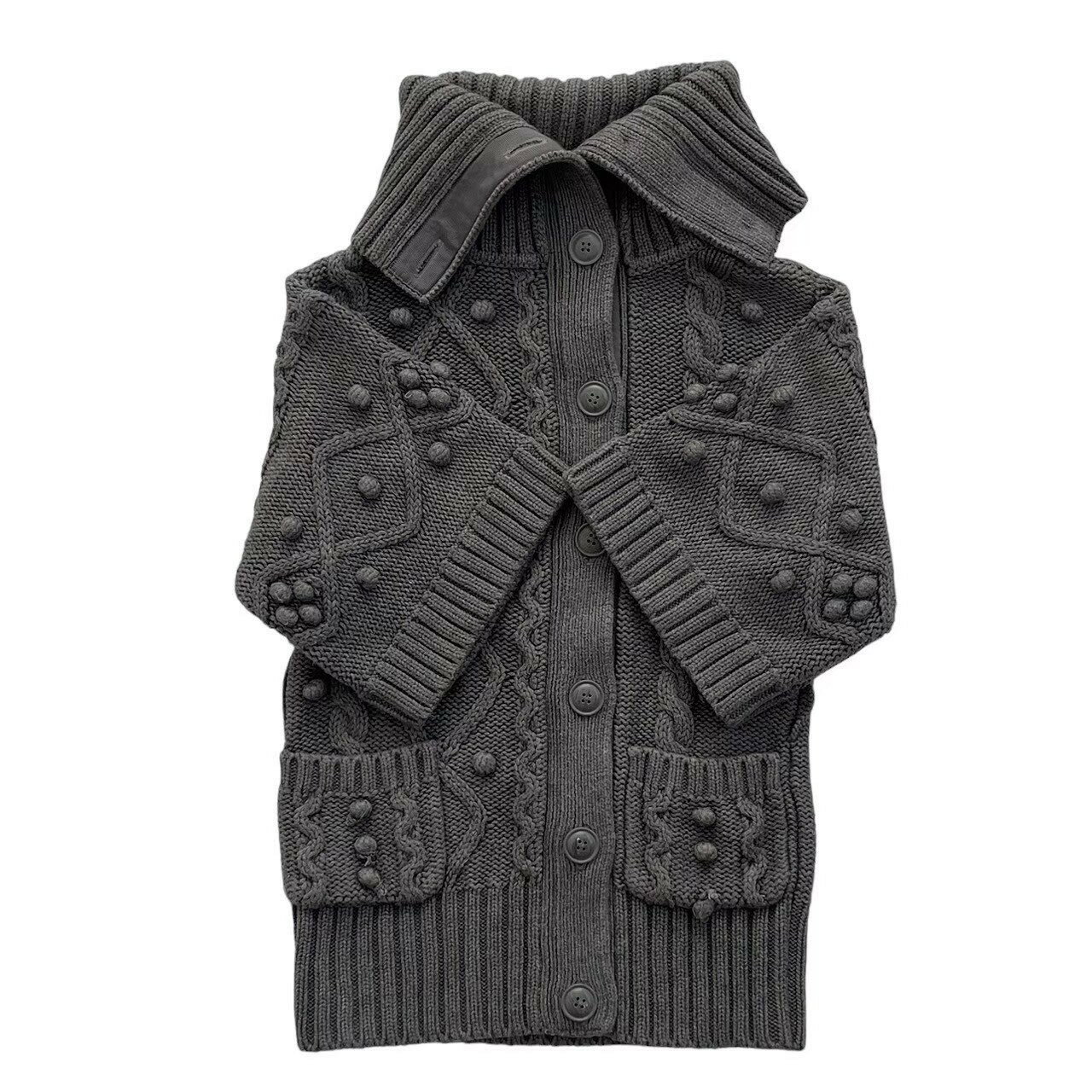 GAP Kids ギャップ キッズ ニットカーディガン グレー 綿 カシミヤ 130cmサイズ ■商品情報■ ●タイトル　GAP Kids ギャップ キッズ ニットカーディガン グレー 綿 カシミヤ 130cmサイズ ●メーカー　GAP Kids ギャップ キッズ ●形状　ニットカーディガン ●カラー　グレー ●素材　綿 カシミヤ ●サイズ　着丈53cm 肩幅39cm 身幅36cm 袖丈28cm サイズ130 ●ランク　中古AB ●状態　　玉部分にほつれ、袖.胸元に汚れ有り　ベルトなし 商品の程度表記（ランク）について 新品（Nランク） 未使用品・新品同様品（Sランク） 少々使用感があるがキズ・汚れが少なめで 比較的程度が良い商品（Aランク） 中古品の中でもキズ・汚れがある商品（ABランク） キズ・汚れがあり、かなり使用感がある商品（Bランク）