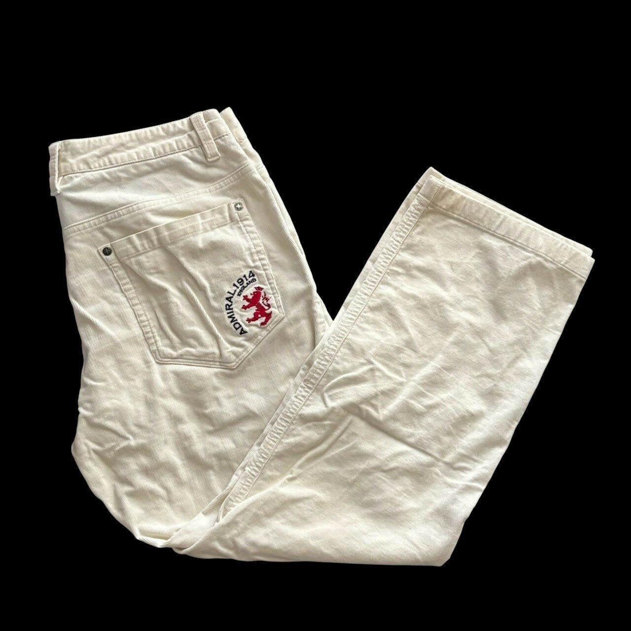 ADMIRAL アドミラルゴルフ ボトムス ストレッチパンツ 白 ホワイト パンツ ズボン ゴルフ 趣味 ホビー スポーツ LLサイズ メンズ ■商品情報■ ●タイトル　ADMIRAL アドミラルゴルフ ボトムス ストレッチパンツ 白 ホワイト パンツ ズボン ゴルフ 趣味 ホビー スポーツ LLサイズ メンズ ●メーカー　ADMIRAL アドミラルゴルフ ●形状　カーゴパンツ ●カラー　白 ●素材　綿 ポリエステル ●サイズ　LLサイズ　ウエスト87cm　わたり幅31cm　裾幅20.5cm　股上25cm　股下67cm ●ランク　中古AB ●状態　　ウエスト部分ヨレ、全体的に薄シミ、裾に黒ずみ、お尻部分にほつれあり 商品の程度表記（ランク）について 新品（Nランク） 未使用品・新品同様品（Sランク） 少々使用感があるがキズ・汚れが少なめで 比較的程度が良い商品（Aランク） 中古品の中でもキズ・汚れがある商品（ABランク） キズ・汚れがあり、かなり使用感がある商品（Bランク）