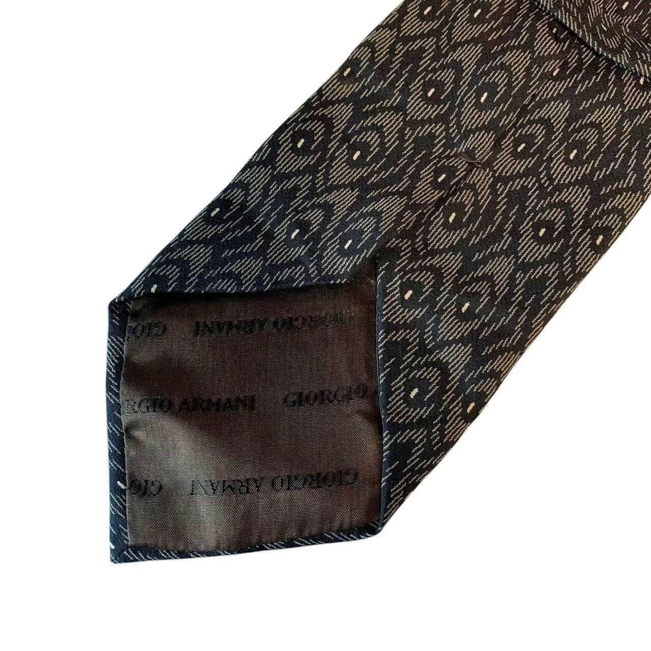 総合ブランドリユースClimbの「中古」GIORGIO ARMANI ジョルジオアルマーニ アルマーニ ネクタイ ブランド 小物 スーツ ファッション グレー ブラック 黒 シルク 絹 イタリア製 総柄 メンズ｜アングル3