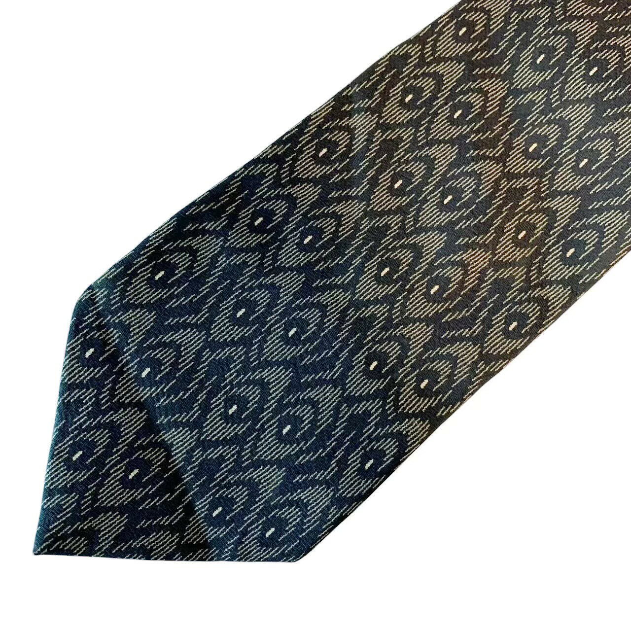 総合ブランドリユースClimbの「中古」GIORGIO ARMANI ジョルジオアルマーニ アルマーニ ネクタイ ブランド 小物 スーツ ファッション グレー ブラック 黒 シルク 絹 イタリア製 総柄 メンズ｜アングル2