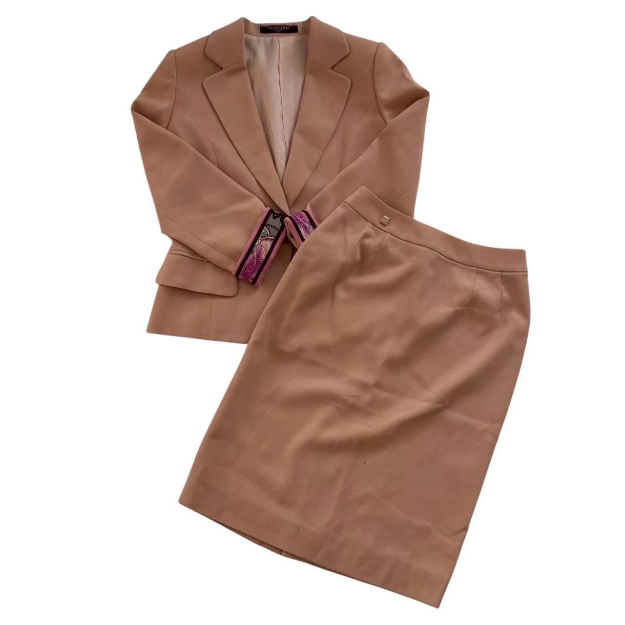 Silk - ［中古］LEONARD レオナール ジャケットセットアップ ピンク セットアップ 上下セット テーラードジャケット 袖 折り返し スカート タイト レディース サイズ9AR Mサイズ