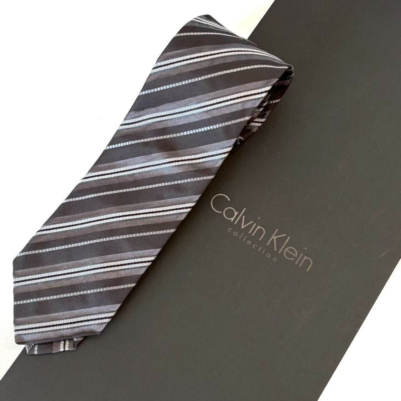 CALVIN KLEIN - ［中古未使用］Calvin Klein カルバンクライン ネクタイ 黒 ブラック グレー ブラック ストライプ ビジネス スーツ 仕事 小物 メンズ 紳士
