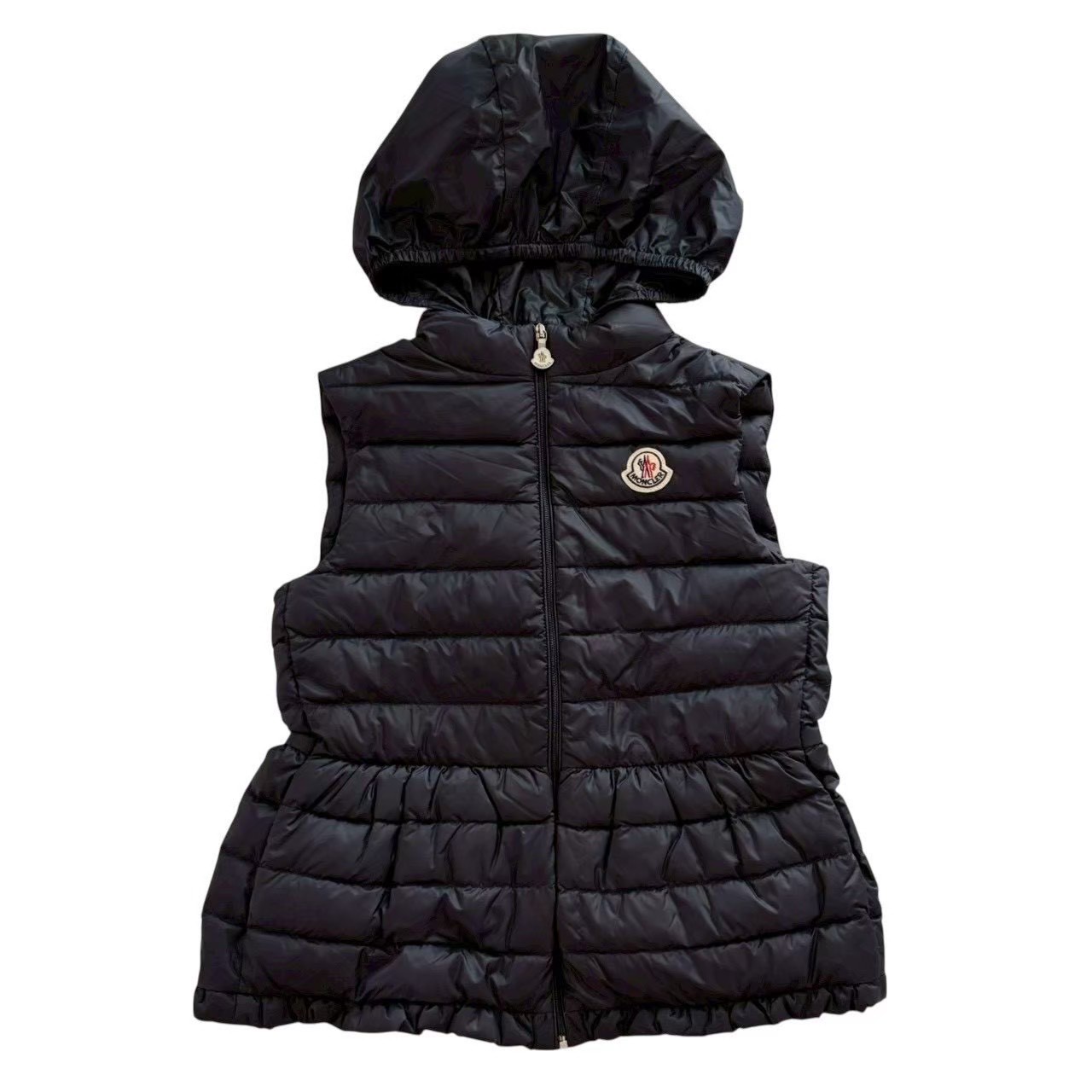 MONCLER モンクレール ダウンベスト 紺 ネイビー ダウン ベスト CHERAMETTE GILET F19541A13310 53048 キッズ サイズ12 152cm ■商品情報■ ●タイトル　MONCLER モンクレール ダウンベスト 紺 ネイビー ダウン ベスト CHERAMETTE GILET F19541A13310 53048 キッズ サイズ12 152cm ●メーカー　MONCLER モンクレール ●形状　ファッション キッズファッション ダウンベスト ●カラー　紺 ●素材　ナイロン ダウン フェザー ●サイズ　着丈51.5cm 肩幅34cm 身幅41cm ●ランク　中古AB ●状態　　外側／ファスナー周辺に汚れと糸ツレあり 内側／1番右のボタンにほつれ、襟周りに汚れあり 商品の程度表記（ランク）について 新品（Nランク） 未使用品・新品同様品（Sランク） 少々使用感があるがキズ・汚れが少なめで 比較的程度が良い商品（Aランク） 中古品の中でもキズ・汚れがある商品（ABランク） キズ・汚れがあり、かなり使用感がある商品（Bランク）MONCLER モンクレール ダウンベスト 紺 ネイビー ダウン ベスト CHERAMETTE GILET F19541A13310 53048 キッズ サイズ12 152cm ■商品情報■ ●タイトル　MONCLER モンクレール ダウンベスト 紺 ネイビー ダウン ベスト CHERAMETTE GILET F19541A13310 53048 キッズ サイズ12 152cm ●メーカー　MONCLER モンクレール ●形状　ファッション キッズファッション ダウンベスト ●カラー　紺 ●素材　ナイロン ダウン フェザー ●サイズ　着丈51.5cm 肩幅34cm 身幅41cm ●ランク　中古AB ●状態　　外側／ファスナー周辺に汚れと糸ツレあり 内側／1番右のボタンにほつれ、襟周りに汚れあり 商品の程度表記（ランク）について 新品（Nランク） 未使用品・新品同様品（Sランク） 少々使用感があるがキズ・汚れが少なめで 比較的程度が良い商品（Aランク） 中古品の中でもキズ・汚れがある商品（ABランク） キズ・汚れがあり、かなり使用感がある商品（Bランク）