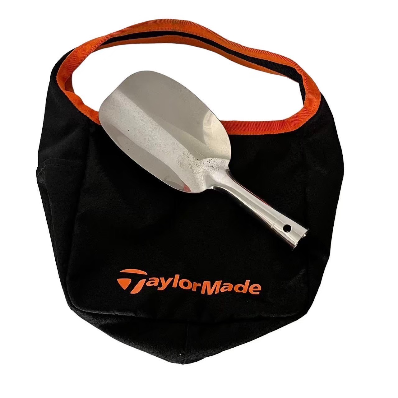 TaylorMade テーラーメイド スコップ 袋付き ブラック シルバー オレンジ 黒 銀 橙 ディボット用スコップ 目土袋 専用 ミニバッグ 持ち手 ゴルフ スポーツ 趣味 ■商品情報■ ●タイトル　TaylorMade テーラーメイド スコップ 袋付き ブラック シルバー オレンジ 黒 銀 橙 ディボット用スコップ 目土袋 専用 ミニバッグ 持ち手 ゴルフ スポーツ 趣味 ●メーカー　TaylorMade テーラーメイド ●形状　 スコップ 袋付き ●カラー　ブラック シルバー ●サイズ　スコップ全長約 21cm　スコップ幅約 8cm　カバン幅約 25cm　カバン高さ約 27cm（持ち手込み）かばん平置き採寸　カバン外ポケット 1 ●ランク　中古B ●状態　使用感 汚れ 商品の程度表記（ランク）について 新品（Nランク） 未使用品・新品同様品（Sランク） 少々使用感があるがキズ・汚れが少なめで 比較的程度が良い商品（Aランク） 中古品の中でもキズ・汚れがある商品（ABランク） キズ・汚れがあり、かなり使用感がある商品（Bランク）TaylorMade テーラーメイド スコップ 袋付き ブラック シルバー オレンジ 黒 銀 橙 ディボット用スコップ 目土袋 専用 ミニバッグ 持ち手 ゴルフ スポーツ 趣味 ■商品情報■ ●タイトル　TaylorMade テーラーメイド スコップ 袋付き ブラック シルバー オレンジ 黒 銀 橙 ディボット用スコップ 目土袋 専用 ミニバッグ 持ち手 ゴルフ スポーツ 趣味 ●メーカー　TaylorMade テーラーメイド ●形状　 スコップ 袋付き ●カラー　ブラック シルバー ●サイズ　スコップ全長約 21cm　スコップ幅約 8cm　カバン幅約 25cm　カバン高さ約 27cm（持ち手込み）かばん平置き採寸　カバン外ポケット 1 ●ランク　中古B ●状態　使用感 汚れ 商品の程度表記（ランク）について 新品（Nランク） 未使用品・新品同様品（Sランク） 少々使用感があるがキズ・汚れが少なめで 比較的程度が良い商品（Aランク） 中古品の中でもキズ・汚れがある商品（ABランク） キズ・汚れがあり、かなり使用感がある商品（Bランク）