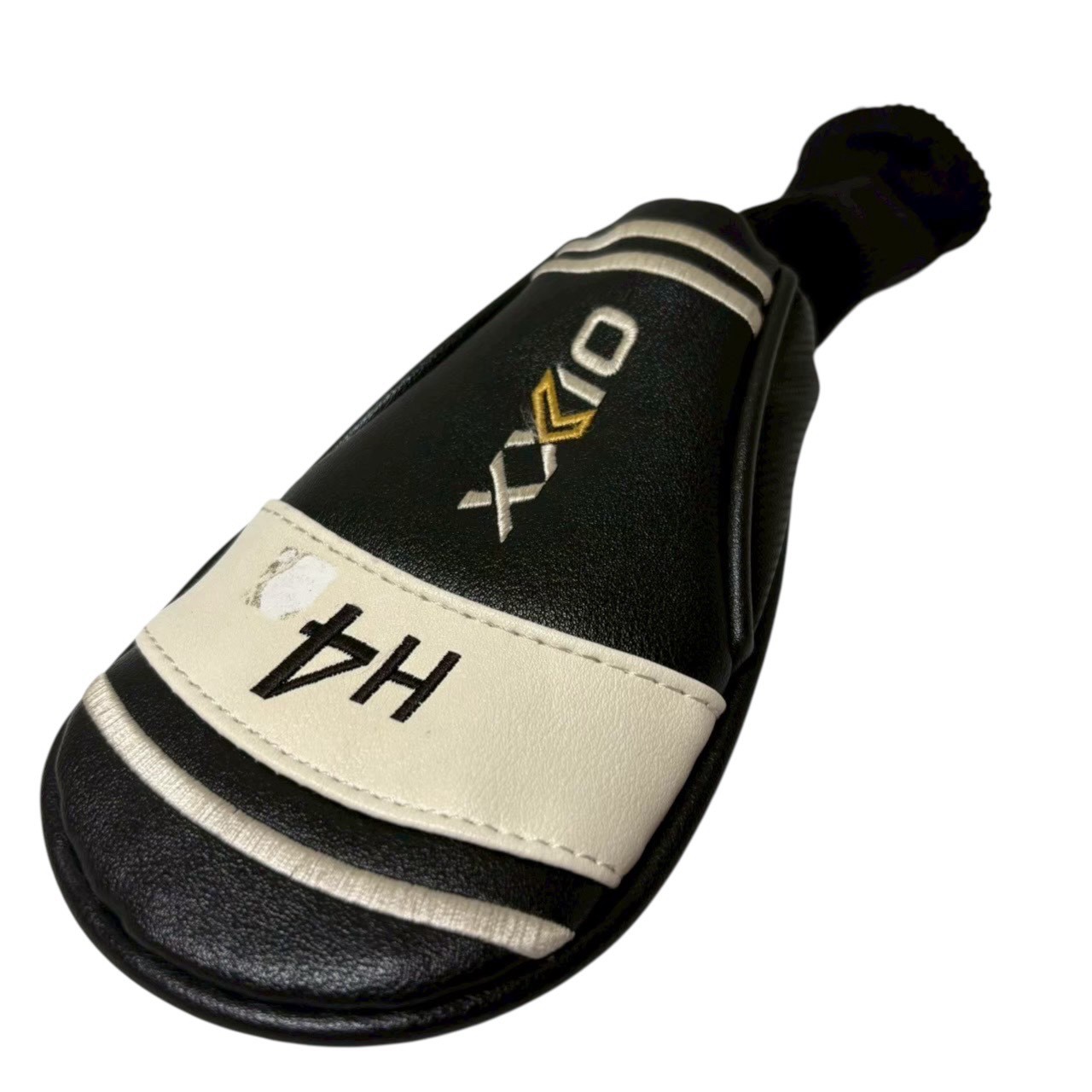DUNLOP ダンロップ XXIO ゼクシオ ゴルフ ユーティリティ UT H4 ヘッドカバー ブラック ホワイト 黒 白 PUレザー メンズ レディース ブランド小物 ■商品情報■ ●タイトル　DUNLOP ダンロップ XXIO ゼクシオ ゴルフ ユーティリティ UT H4 ヘッドカバー ブラック ホワイト 黒 白 PUレザー メンズ レディース ブランド小物 ●メーカー　DUNLOP ダンロップ XXIO ●形状　ゴルフ ヘッドカバー H4 スポーツ用品 ●カラー　ブラック ホワイト ●素材　PUレザー ●サイズ　最大幅約 10cm　全長約 28cm ●ランク　中古AB ●状態　汚れ ほつれ小。 商品の程度表記（ランク）について 新品（Nランク） 未使用品・新品同様品（Sランク） 少々使用感があるがキズ・汚れが少なめで 比較的程度が良い商品（Aランク） 中古品の中でもキズ・汚れがある商品（ABランク） キズ・汚れがあり、かなり使用感がある商品（Bランク）DUNLOP ダンロップ XXIO ゼクシオ ゴルフ ユーティリティ UT H4 ヘッドカバー ブラック ホワイト 黒 白 PUレザー メンズ レディース ブランド小物 ■商品情報■ ●タイトル　DUNLOP ダンロップ XXIO ゼクシオ ゴルフ ユーティリティ UT H4 ヘッドカバー ブラック ホワイト 黒 白 PUレザー メンズ レディース ブランド小物 ●メーカー　DUNLOP ダンロップ XXIO ●形状　ゴルフ ヘッドカバー H4 スポーツ用品 ●カラー　ブラック ホワイト ●素材　PUレザー ●サイズ　最大幅約 10cm　全長約 28cm ●ランク　中古AB ●状態　汚れ ほつれ小。 商品の程度表記（ランク）について 新品（Nランク） 未使用品・新品同様品（Sランク） 少々使用感があるがキズ・汚れが少なめで 比較的程度が良い商品（Aランク） 中古品の中でもキズ・汚れがある商品（ABランク） キズ・汚れがあり、かなり使用感がある商品（Bランク）