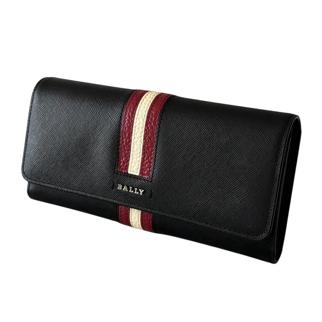 BALLY バリー 財布 長財布 二つ折り財布 折財布 ロングウォレット ロゴ レザー ブラック レッド ホワイト 美品 黒 赤 白 ストライプ 高級感 収納力 メンズ ■商品情報■ ●タイトル　BALLY バリー 財布 長財布 二つ折り財布 折財布 ロングウォレット ロゴ レザー ブラック レッド ホワイト 美品 黒 赤 白 ストライプ 高級感 収納力 メンズ ●メーカー　BALLY バリー ●形状　　長財布 ●カラー　ブラック×レッド×ホワイト ●素材　　レザー ●サイズ　 横　19.5cm　縦　9.5cm　奥行　3cm ●ランク　中古A ●状態　　外面：特筆すべきダメージ無し　中面：特筆すべきダメージ無し ●その他特徴 ・BALLYを象徴するレッド×ホワイトのストライプデザインが印象的な長財布です。 ・上質なサフィアーノ調レザーを使用し、傷が目立ちにくく高級感のある仕上がり。 ・フロントのロゴがブランドらしさを演出し、ビジネスからカジュアルまで幅広いシーンで活躍します。 ・収納力の高いロングウォレットで、紙幣・カード・領収書などをすっきり整理できます。 ・メンズ・レディース問わずユニセックスでお使いいただける人気デザインです。 商品の程度表記（ランク）について 新品（Nランク） 未使用品・新品同様品（Sランク） 少々使用感があるがキズ・汚れが少なめで 比較的程度が良い商品（Aランク） 中古品の中でもキズ・汚れがある商品（ABランク） キズ・汚れがあり、かなり使用感がある商品（Bランク）BALLY バリー 財布 長財布 二つ折り財布 折財布 ロングウォレット ロゴ レザー ブラック レッド ホワイト 美品 黒 赤 白 ストライプ 高級感 収納力 メンズ ■商品情報■ ●タイトル　BALLY バリー 財布 長財布 二つ折り財布 折財布 ロングウォレット ロゴ レザー ブラック レッド ホワイト 美品 黒 赤 白 ストライプ 高級感 収納力 メンズ ●メーカー　BALLY バリー ●形状　　長財布 ●カラー　ブラック×レッド×ホワイト ●素材　　レザー ●サイズ　 横　19.5cm　縦　9.5cm　奥行　3cm ●ランク　中古A ●状態　　外面：特筆すべきダメージ無し　中面：特筆すべきダメージ無し ●その他特徴 ・BALLYを象徴するレッド×ホワイトのストライプデザインが印象的な長財布です。 ・上質なサフィアーノ調レザーを使用し、傷が目立ちにくく高級感のある仕上がり。 ・フロントのロゴがブランドらしさを演出し、ビジネスからカジュアルまで幅広いシーンで活躍します。 ・収納力の高いロングウォレットで、紙幣・カード・領収書などをすっきり整理できます。 ・メンズ・レディース問わずユニセックスでお使いいただける人気デザインです。 商品の程度表記（ランク）について 新品（Nランク） 未使用品・新品同様品（Sランク） 少々使用感があるがキズ・汚れが少なめで 比較的程度が良い商品（Aランク） 中古品の中でもキズ・汚れがある商品（ABランク） キズ・汚れがあり、かなり使用感がある商品（Bランク）
