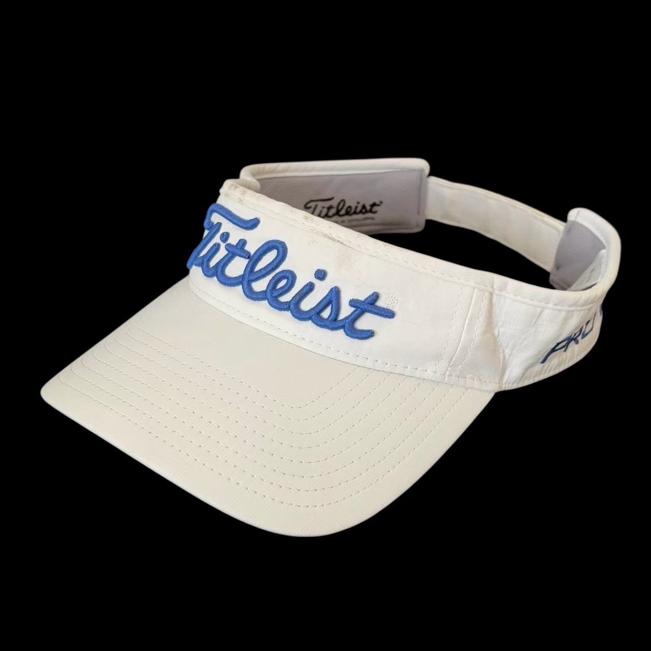 Titleist タイトリスト ゴルフサンバイザー 白 青 ホワイト ブルー FJ フットジョイ PRO V1 帽子 サンバイザー ゴルフ 趣味 スポーツ ポリエステル ポリウレタン レディース ■商品情報■ ●タイトル　Titleist タイトリスト ゴルフサンバイザー 白 青 ホワイト ブルー FJ フットジョイ PRO V1 帽子 サンバイザー ゴルフ 趣味 スポーツ ポリエステル ポリウレタン レディース ●メーカー　Titleist タイトリスト ●形状　ゴルフ用品 小物 ●カラー　白 青 ●素材　ポリエステル ポリウレタン ●サイズ　ツバ7cm 高さ4.5cm 内寸57〜59cm ●ランク　中古AB ●状態　　外側／正面のロゴ上に汚れあり 　　　内側／ツバ上とロゴ周辺にほつれ、頭周りとマジックテープ部分に汚れあり 商品の程度表記（ランク）について 新品（Nランク） 未使用品・新品同様品（Sランク） 少々使用感があるがキズ・汚れが少なめで 比較的程度が良い商品（Aランク） 中古品の中でもキズ・汚れがある商品（ABランク） キズ・汚れがあり、かなり使用感がある商品（Bランク）Titleist タイトリスト ゴルフサンバイザー 白 青 ホワイト ブルー FJ フットジョイ PRO V1 帽子 サンバイザー ゴルフ 趣味 スポーツ ポリエステル ポリウレタン レディース ■商品情報■ ●タイトル　Titleist タイトリスト ゴルフサンバイザー 白 青 ホワイト ブルー FJ フットジョイ PRO V1 帽子 サンバイザー ゴルフ 趣味 スポーツ ポリエステル ポリウレタン レディース ●メーカー　Titleist タイトリスト ●形状　ゴルフ用品 小物 ●カラー　白 青 ●素材　ポリエステル ポリウレタン ●サイズ　ツバ7cm 高さ4.5cm 内寸57〜59cm ●ランク　中古AB ●状態　　外側／正面のロゴ上に汚れあり 　　　内側／ツバ上とロゴ周辺にほつれ、頭周りとマジックテープ部分に汚れあり 商品の程度表記（ランク）について 新品（Nランク） 未使用品・新品同様品（Sランク） 少々使用感があるがキズ・汚れが少なめで 比較的程度が良い商品（Aランク） 中古品の中でもキズ・汚れがある商品（ABランク） キズ・汚れがあり、かなり使用感がある商品（Bランク）