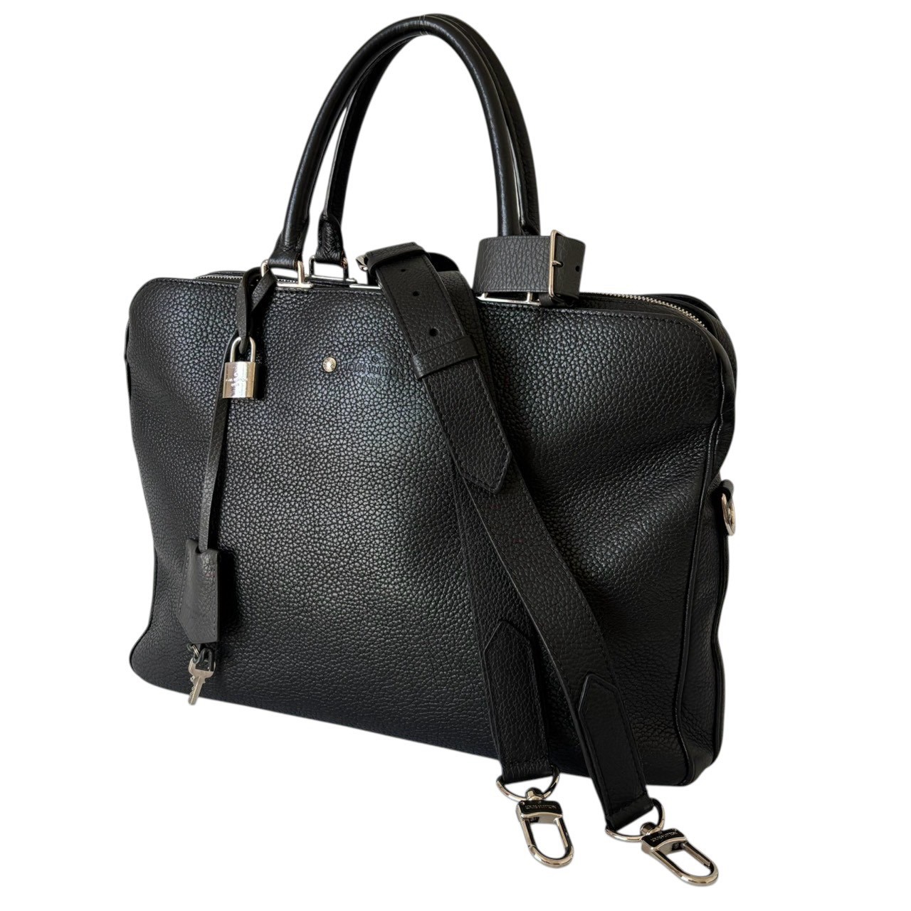 LOUIS VUITTON ルイヴィトン ビジネスバッグ ブリーフケース 2WAY ショルダーバッグ ブラック レザー カデナ454 鍵付き 箱付き ロゴ メンズ A4収納 PC収納 通勤 出張 書類鞄 本革 高級 ■商品情報■ ●タイトル　LOUIS VUITTON ルイヴィトン ビジネスバッグ ブリーフケース 2WAY ショルダーバッグ ブラック レザー カデナ454 鍵付き 箱付き ロゴ メンズ A4収納 PC収納 通勤 出張 書類鞄 本革 高級 ●メーカー　LOUIS VUITTON（ルイヴィトン） ●形状　　ビジネスバッグ・ブリーフケース・ショルダーバッグ（2WAY） ●カラー　ブラック ●素材　　レザー ●サイズ　バッグ／横幅36.5cm　高さ28.5cm　マチ7cm　持ち手34cm ショルダー長さ／123.5cm ●ランク　中古AB ●状態　　外側／金具小傷、スレあり　内側／薄汚れあり　ショルダー／金具小傷 ●その他特徴 ・ルイヴィトンの上質なレザーを使用した高級2WAYビジネスバッグです。 ・取り外し可能なショルダーストラップ付きで、手持ち・肩掛けの2WAYでお使いいただけます。 ・カデナ454・鍵付きで防犯性にも優れています。 ・フロントにはブランドロゴとリベットが施されたシンプルで高級感のあるデザイン。 ・A4書類やノートPCも収納できる大容量サイズで、通勤・出張・ビジネスシーンにおすすめです。 ・シリアル：UB3168。 ・箱付きで保管やコレクションにもおすすめです。 商品の程度表記（ランク）について 新品（Nランク） 未使用品・新品同様品（Sランク） 少々使用感があるがキズ・汚れが少なめで 比較的程度が良い商品（Aランク） 中古品の中でもキズ・汚れがある商品（ABランク） キズ・汚れがあり、かなり使用感がある商品（Bランク）LOUIS VUITTON ルイヴィトン ビジネスバッグ ブリーフケース 2WAY ショルダーバッグ ブラック レザー カデナ454 鍵付き 箱付き ロゴ メンズ A4収納 PC収納 通勤 出張 書類鞄 本革 高級 ■商品情報■ ●タイトル　LOUIS VUITTON ルイヴィトン ビジネスバッグ ブリーフケース 2WAY ショルダーバッグ ブラック レザー カデナ454 鍵付き 箱付き ロゴ メンズ A4収納 PC収納 通勤 出張 書類鞄 本革 高級 ●メーカー　LOUIS VUITTON（ルイヴィトン） ●形状　　ビジネスバッグ・ブリーフケース・ショルダーバッグ（2WAY） ●カラー　ブラック ●素材　　レザー ●サイズ　バッグ／横幅36.5cm　高さ28.5cm　マチ7cm　持ち手34cm ショルダー長さ／123.5cm ●ランク　中古AB ●状態　　外側／金具小傷、スレあり　内側／薄汚れあり　ショルダー／金具小傷 ●その他特徴 ・ルイヴィトンの上質なレザーを使用した高級2WAYビジネスバッグです。 ・取り外し可能なショルダーストラップ付きで、手持ち・肩掛けの2WAYでお使いいただけます。 ・カデナ454・鍵付きで防犯性にも優れています。 ・フロントにはブランドロゴとリベットが施されたシンプルで高級感のあるデザイン。 ・A4書類やノートPCも収納できる大容量サイズで、通勤・出張・ビジネスシーンにおすすめです。 ・シリアル：UB3168。 ・箱付きで保管やコレクションにもおすすめです。 商品の程度表記（ランク）について 新品（Nランク） 未使用品・新品同様品（Sランク） 少々使用感があるがキズ・汚れが少なめで 比較的程度が良い商品（Aランク） 中古品の中でもキズ・汚れがある商品（ABランク） キズ・汚れがあり、かなり使用感がある商品（Bランク）