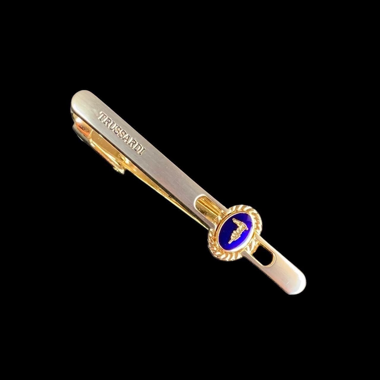 TRUSSARDI トラサルディ ネクタイピン タイピン シルバー ゴールド ブルー ロゴ 金属 ブランド 小物 金色 銀色 青 スーツ 小物 ビジネス おしゃれ メンズ ■商品情報■ ●タイトル　TRUSSARDI トラサルディ ネクタイピン タイピン シルバー ゴールド ブルー ロゴ 金属 ブランド 小物 金色 銀色 青 スーツ 小物 ビジネス おしゃれ メンズ ●メーカー　TRUSSARDI トラサルディ ●形状　ネクタイピン タイピン ●カラー　シルバー ゴールド ブルー ●素材　金属 ●サイズ　約 1.1x 5cm ●ランク　中古AB ●状態　裏側に汚れ小。 商品の程度表記（ランク）について 新品（Nランク） 未使用品・新品同様品（Sランク） 少々使用感があるがキズ・汚れが少なめで 比較的程度が良い商品（Aランク） 中古品の中でもキズ・汚れがある商品（ABランク） キズ・汚れがあり、かなり使用感がある商品（Bランク）TRUSSARDI トラサルディ ネクタイピン タイピン シルバー ゴールド ブルー ロゴ 金属 ブランド 小物 金色 銀色 青 スーツ 小物 ビジネス おしゃれ メンズ ■商品情報■ ●タイトル　TRUSSARDI トラサルディ ネクタイピン タイピン シルバー ゴールド ブルー ロゴ 金属 ブランド 小物 金色 銀色 青 スーツ 小物 ビジネス おしゃれ メンズ ●メーカー　TRUSSARDI トラサルディ ●形状　ネクタイピン タイピン ●カラー　シルバー ゴールド ブルー ●素材　金属 ●サイズ　約 1.1x 5cm ●ランク　中古AB ●状態　裏側に汚れ小。 商品の程度表記（ランク）について 新品（Nランク） 未使用品・新品同様品（Sランク） 少々使用感があるがキズ・汚れが少なめで 比較的程度が良い商品（Aランク） 中古品の中でもキズ・汚れがある商品（ABランク） キズ・汚れがあり、かなり使用感がある商品（Bランク）