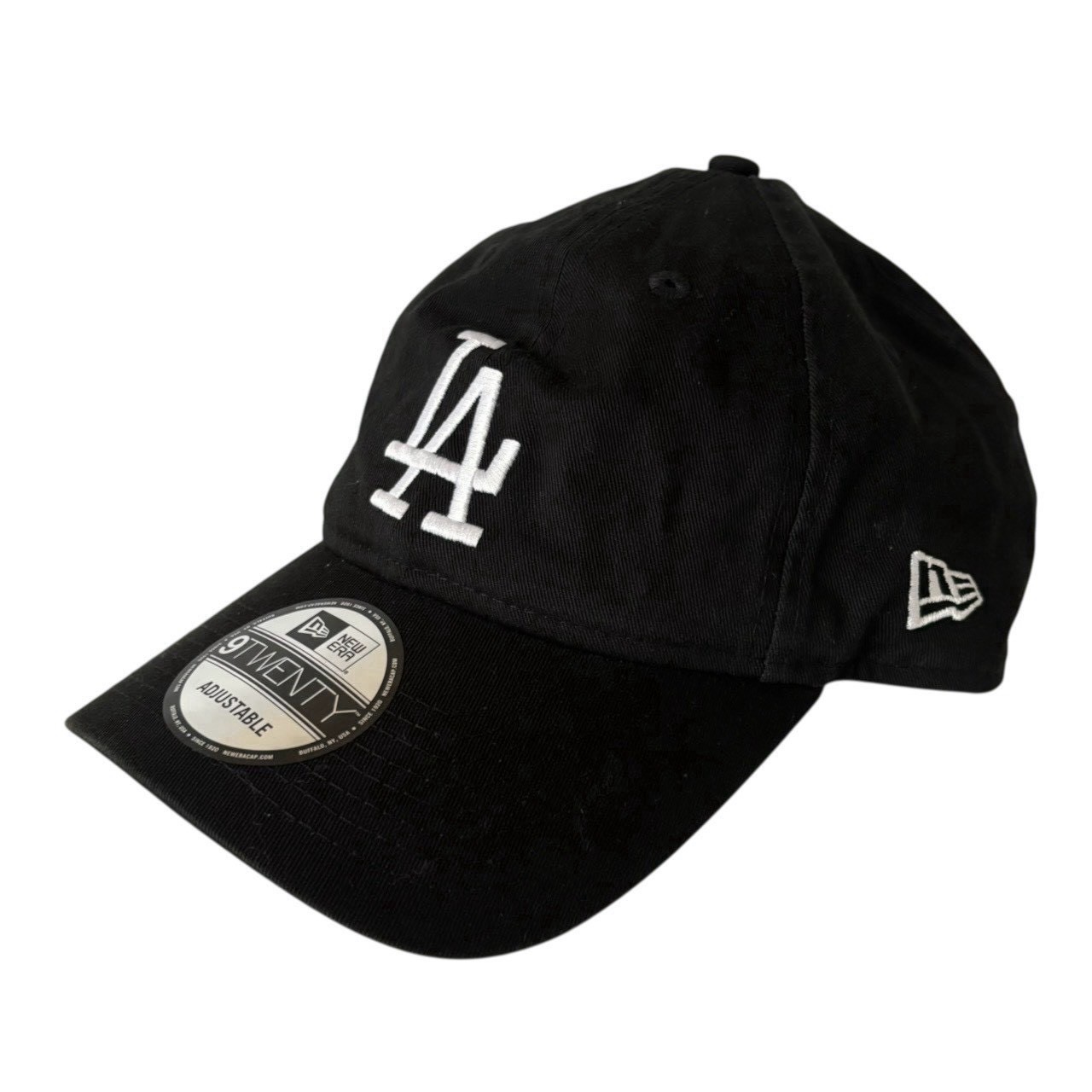 NEW ERA ニューエラ 9TWENTY LA ロサンゼルス・ドジャース 刺繍ロゴ キャップ メンズ ゴルフ ベースボールキャップ アジャスタブル 綿 ポリエステル ブラック ホワイト 帽子 ■商品情報■ ●タイトル　NEW ERA ニューエラ 9TWENTY LA ロサンゼルス・ドジャース 刺繍ロゴ キャップ メンズ ゴルフ ベースボールキャップ アジャスタブル 綿 ポリエステル ブラック ホワイト 帽子 ●メーカー　NEW ERA（ニューエラ） ●形状　　帽子／キャップ／ベースボールキャップ ●カラー　ブラック×ホワイト ●素材　　綿×ポリエステル ●サイズ　メンズ／ツバ7cm　高さ13cm　内寸 約58cm ●ランク　中古AB ●状態　　内側に薄汚れあり ●その他特徴 NEW ERAの人気モデル「9TWENTY」のメンズキャップです。 ブラックをベースに、フロントへホワイトのLAロゴ刺繍を大きく配置した定番人気のデザイン。 サイドにはNEW ERAのフラッグロゴ刺繍が施されています。 9TWENTYらしいカジュアルで被りやすいシルエットで、サイズ調整可能なアジャスタブル仕様。 綿・ポリエステル素材を使用しています。ゴルフ用キャップとしてはもちろん、野球観戦、スポーツ、アウトドア、ストリートファッション、普段使いまで幅広く活躍するアイテムです。 ブラック×ホワイトのモノトーンカラーで、さまざまなコーディネートに合わせやすいのもポイント。 商品の程度表記（ランク）について 新品（Nランク） 未使用品・新品同様品（Sランク） 少々使用感があるがキズ・汚れが少なめで 比較的程度が良い商品（Aランク） 中古品の中でもキズ・汚れがある商品（ABランク） キズ・汚れがあり、かなり使用感がある商品（Bランク）NEW ERA ニューエラ 9TWENTY LA ロサンゼルス・ドジャース 刺繍ロゴ キャップ メンズ ゴルフ ベースボールキャップ アジャスタブル 綿 ポリエステル ブラック ホワイト 帽子 ■商品情報■ ●タイトル　NEW ERA ニューエラ 9TWENTY LA ロサンゼルス・ドジャース 刺繍ロゴ キャップ メンズ ゴルフ ベースボールキャップ アジャスタブル 綿 ポリエステル ブラック ホワイト 帽子 ●メーカー　NEW ERA（ニューエラ） ●形状　　帽子／キャップ／ベースボールキャップ ●カラー　ブラック×ホワイト ●素材　　綿×ポリエステル ●サイズ　メンズ／ツバ7cm　高さ13cm　内寸 約58cm ●ランク　中古AB ●状態　　内側に薄汚れあり ●その他特徴 NEW ERAの人気モデル「9TWENTY」のメンズキャップです。 ブラックをベースに、フロントへホワイトのLAロゴ刺繍を大きく配置した定番人気のデザイン。 サイドにはNEW ERAのフラッグロゴ刺繍が施されています。 9TWENTYらしいカジュアルで被りやすいシルエットで、サイズ調整可能なアジャスタブル仕様。 綿・ポリエステル素材を使用しています。ゴルフ用キャップとしてはもちろん、野球観戦、スポーツ、アウトドア、ストリートファッション、普段使いまで幅広く活躍するアイテムです。 ブラック×ホワイトのモノトーンカラーで、さまざまなコーディネートに合わせやすいのもポイント。 商品の程度表記（ランク）について 新品（Nランク） 未使用品・新品同様品（Sランク） 少々使用感があるがキズ・汚れが少なめで 比較的程度が良い商品（Aランク） 中古品の中でもキズ・汚れがある商品（ABランク） キズ・汚れがあり、かなり使用感がある商品（Bランク）