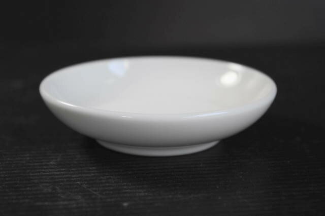 落ち着いた白の8.、3cmの小皿。積み重ねもばっちり。深さは1.3cmぐらい。 size♪8.3xH2cm★　日本製　陶磁器アウトレット品です。必ず会社概要のなかの「アウトレットとは」をお読みになってからご購入ください。