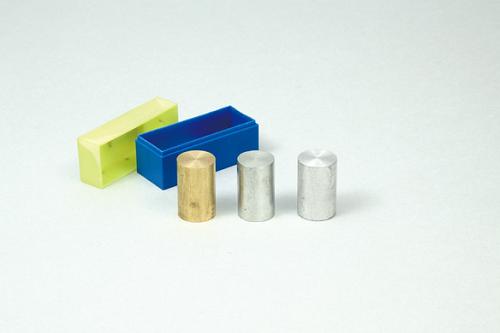 3種の金属でできた円柱。 体積が同じでも金属の種類により重さが異なることを学習できます。 底面の面積が少なく、手の平でも重さの違いを感じ取りやすい円柱形。 ・セット内容/円柱(アルミ製)×1、円柱(真鍮製)×1、円柱(鉄製)×1、 専用ケース×1 ・商品サイズ/各直径20×32mm ・材質/アルミ・真鍮・鉄30×70×40mm体積が同じでも金属の種類により重さが異なることを学習できる！