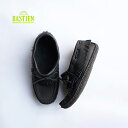 BASTIEN(バスティアン) Hide Fringe Mid Cut Moccasinムースハイドフリンジモカシン BASTIENよりMoose Hide Fringe Mid Cut Moccasinです。 ミドルカットのブーツスタイルのモカシンシューズです。 フリンジが特徴的なデザインです。 クレープソールを採用し柔らかな履き心地が特徴です。 アッパーには鹿革を使用しているので、柔らかく足馴染みも良いです。 ソールまでオールブラックで統一されているので、スタイリッシュな印象でより合わせやすくなっています。 ITEM INFO ブランド BASTIEN(バスティアン) 1878年に先住民族ウェンダット族のバスティアンファミリーによって設立されたスノーシュー、モカシンメーカー。 現在も居住地であるケベック州のワンダケで伝統的なモカシン作りを続けています。 ムース(ヘラ鹿)を刈って暮らす伝統的な生活を今も守り、同社のモカシンもムース革が用いられています。 製法は一部機会が使われているものの底付け等の重要な部分は未だ手作業で行われており、北米でも数少なくなった伝統的なモカシンメーカーの一つになっています。 商品名 BASTIEN バスティアン Moose Hide Fringe Mid Cut Moccasin ムースハイドフリンジモカシン 品番 #0468 材質 アッパー:レザー、ソール:ラバー 生産国 カナダ製 ネコポス ネコポスはご利用いただけません カテゴリーから探す ブランド BASTIEN(バスティアン)一覧から探す アイテム シューズ一覧から探す 新商品 新商品一覧から探す 商品の特徴 シーズン 春 夏 秋 冬 通年 オールシーズン 対象 メンズ 男 男性 紳士 社会人 成人 大人 シニア 学生 大学生 高校生 中学生 夫 10代 20代 30代 40代 50代 60代 70代 用途 普段着 おしゃれ着 作業着 ガーデニング 庭仕事 ファッション ファッションアイテム アウトドア キャンプ 登山 ハイキング 散歩 ウォーキング 釣り フィッシング 旅行 トラベル 外出 遠出 ピクニック レジャー アクティブ アクティブレジャー オフィス 学校 職場 家庭 買い替え キーワード モカシンシューズ モカシン モカシンブーツ ブーツ 革靴 テイスト カジュアル アメカジ ワークスタイル お洒落 おしゃれ 素敵 オシャレ シンプル 無地 スタイリッシュ オトナっぽい 大人っぽい ナチュラル ベーシック 人気 ランキング らんきんぐ set セット トレンド 流行り 流行 白 ホワイト 飽きない 長く使える 大人 シーン プレゼント ギフト お祝い 贈り物 贈りもの 贈答 贈答品 お返し 返礼品 クリスマス クリスマスプレゼント クリスマスギフト 誕生日 誕生日プレゼント 記念日 記念 敬老の日 結婚記念日 成人祝い 就職祝い バレンタイン バレンタインデー ヴァレンタイン ヴァレンタインデー ホワイトデーBASTIEN(バスティアン)のフリンジモカシンシューズ です。 BASTIENよりMoose Hide Fringe Mid Cut Moccasinです。 ミドルカットのブーツスタイルのモカシンシューズです。 フリンジが特徴的なデザインです。 クレープソールを採用し柔らかな履き心地が特徴です。 アッパーには鹿革を使用しているので、柔らかく足馴染みも良いです。 ソールまでオールブラックで統一されているので、スタイリッシュな印象でより合わせやすくなっています。 柔らかく履き心地のいいムースハイドを使用 柔らかく、軽さと十分な強度を誇る鹿革を採用し、永く愛用していただけます。 先住民族ウェンダット族が製作する伝統的なモカシンシューズ 一部の工程を除き、ほぼ全ての過程をハンドメイドで製作しています。 SIZE 9(26.5〜27cm)/10(27.5〜28cm)/11(28.5〜29cm) DETAILS COLORS ・BLACK/ブラック ITEM INFO ブランド BASTIEN(バスティアン) 1878年に先住民族ウェンダット族のバスティアンファミリーによって設立されたスノーシュー、モカシンメーカー。 現在も居住地であるケベック州のワンダケで伝統的なモカシン作りを続けています。 ムース(ヘラ鹿)を刈って暮らす伝統的な生活を今も守り、同社のモカシンもムース革が用いられています。 製法は一部機会が使われているものの底付け等の重要な部分は未だ手作業で行われており、北米でも数少なくなった伝統的なモカシンメーカーの一つになっています。 商品名 BASTIEN バスティアン Moose Hide Fringe Mid Cut Moccasin ムースハイドフリンジモカシン 品番 #0468 材質 アッパー:レザー、ソール:ラバー 生産国 カナダ製 ネコポス ネコポスはご利用いただけません