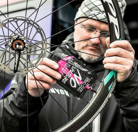 keiG BIKE SHOPのMUC-OFF マックオフ NO PUNCTURE HASSLE 140ml SELANTKIT シーラントキット｜アングル3