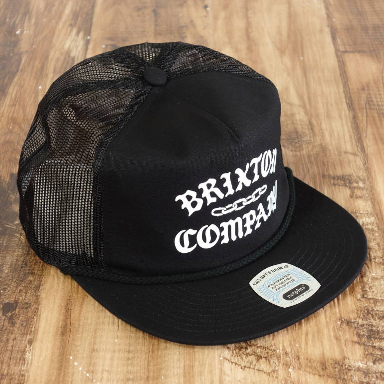 ブリクストン BRIXTON メッシュフラットキャップ ブラック CHAINS NP HP TRUCKER HAT サイズの測り方 よく頂くお問合せ メルマガBRIXTON / ブリクストン CHAINS NP HP TRUCKER HAT ／ 5パネル ハイプロファイル（ブラック） オーガニックコットン混 / スナップバック / フリーサイズ / USA並行輸入品 エコフレンドリーなハイプロファイル・トラッカーキャップ。 リサイクル漁網をツバに採用した、環境配慮型のハイプロファイル・トラッカーキャップです。少し深めな被り心地が特徴となります。 オーガニックコットン混紡の5パネル設計で、被り始めから馴染むカスタムヴィンテージフィットになっています。フロントには水性インクのスクリーンプリントを施し、ナチュラルに仕上げました。 廃棄漁網を再利用した「NetPlus®」バイザーや、無骨なアクセントとなるロープ付きフラットブリムが特徴で、環境への優しさと高いデザイン性を両立しています。 ソフトなメッシュバックと吸湿性に優れたスウェットバンドにより、暑い日のアクティブなシーンでも快適。機能性とスタイルを兼ね備え、日常からアウトドアまで幅広く活躍します。 ■ material & details 【素　材】ポリエステル57%、コットン（オーガニック）43% 【カラー】BLACK（ブラック） 【仕　様】5パネル / ハイプロファイル / フラットバイザー / スナップバック / ソフトメッシュ 【生産国】made in VIETNAM（USA並行輸入品） ■ size &nbsp; 【 one size 】フリーサイズ（7段階アジャスター調節）