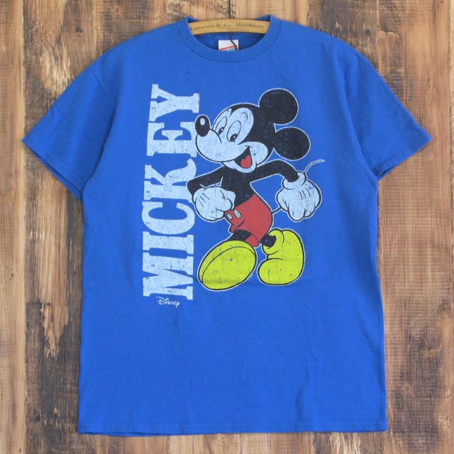 JUNK FOOD ジャンクフード / Mickey Mouse ミッキーマウス / メンズ Tシャツ 丸胴 サイズの測り方 ／ よく頂くお問合せ ／ メルマガ ／ アフィリエイトでポイントGET！　JUNK FOOD ジャンクフード 　Mickey Mouse ミッキーマウス / メンズ Tシャツ 　　　JUNK FOOD：ミッキーマウス 　　　☆「Originals」っていうヴィンテージスタイルに仕上げたシリーズです。 　　　　通常のメンズとは違う、少しだけウエイトがある綿100のボディーを 　　　　ガッツリWash加工しています。 　　　　ダメージ加工までは無いですが、古着風合いバリバリです。 　　　　 　　　　もう一つ、筒状ボディーの「丸胴仕様」です。 　　　　脇の縫い目がなく着心地満点！ 　　　　JUNK FOODはビンテージスタイルを特徴としています、 　　　　ボディーヨレやプリントずれ・跡etc....合わせてお楽しみくださいませ♪ 　■material 　【素　材】・綿100% 　【カラー】・ROYAL 　【お洗濯】・裏返して入れて、弱水流または手洗いコースをオススメします。 　　　　　　　漂白材は使用しないで下さい。 　【生産国】・made in HONDURAS 　■size（※平置き採寸）・サイズの測り方 着丈 身巾 肩幅 袖丈 【S】（cm・約） 64 49 44.5 17 【M】（cm・約） 68.5 52.5 48 19 【L】（cm・約） 69 56.5 52 20 　■サイズについて 　JUNKFOODのメンズは日本サイズの「1つ下」ぐらいがおすすめです♪ 　 　日本サイズ（M）= JUNKFOOD：メンズ（S） 　各デザイン／各種類で「着丈・身幅などなど、若干サイズ（寸法）が違う」ので、 　上のサイズ表は必ず参考にチェックして下さいね！