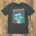 JUNK FOOD ジャンクフード GRADIENT SKULL グレイトフルデッド メンズ Tシャツ サイズの測り方 ／ よく頂くお問合せ ／ メルマガ ／ アフィリエイトでポイントGET！　JUNK FOOD ジャンクフード 　GRADIENT SKULL グレイトフルデッド ／ メンズ Tシャツ 　　　　JUNK FOOD：Grateful Dead 　　　　71年「グレイトフル・デッド（Skull &amp; Roses）」をイメージした 　　　　デザイン。 　　　　ハードウォッシュで目の詰まった、ゴリッとビンテージテイストな 　　　　ボディーです。衿や裾、袖裾にダメージ加工がかなりされています。 　　　　真っ黒ではなく、ほぼ黒なグレーな感じ。 　　　　JUNK FOODはビンテージスタイルを特徴としています、 　　　　ボディーヨレやプリントずれ・跡 etc....合わせてお楽しみくださいませ。 　■material 　【素　材】綿100% 　【カラー】Vintage Black 　【生産国】made in USA 　【仕　様】ダメージ加工有り　 　■size（※平置き採寸） 着丈 身巾 肩幅 袖丈 【S】（cm・約） 65 49 42 22 【M】（cm・約） 68 52 43.5 23 【L】（cm・約） 70 56.5 46 22.5 　■サイズについて（サイズの測り方） 　JUNKFOODのメンズは日本サイズの「1つ下」ぐらいがおすすめです。 　 　日本サイズ（M）=本商品（S） 　各デザイン／各種類で「着丈・身幅などなど、若干サイズ（寸法）が違う」ので、 　上のサイズ表は必ず参考にチェックして下さい。