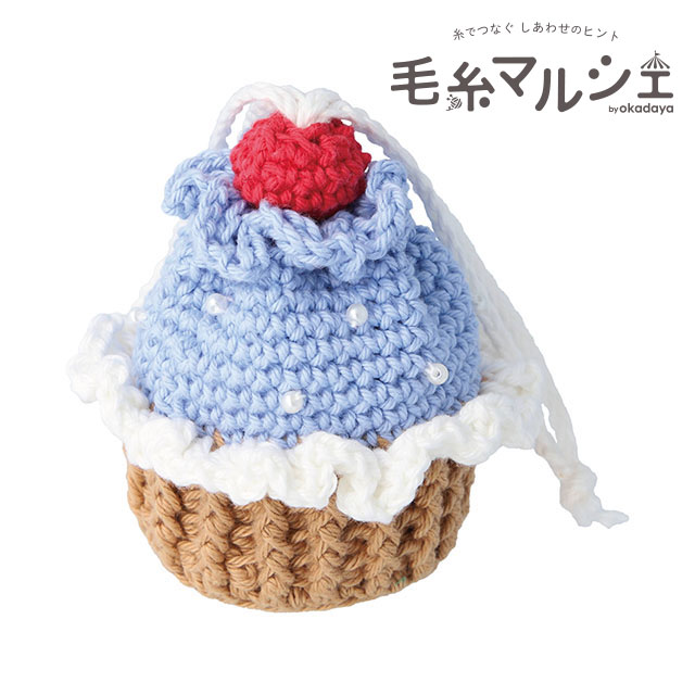 Product Features商品説明「DMCハッピーコットン」で編む、カップケーキ型巾着ポーチのニットキットです。ころんとしたフォルムと、思わず飾りたくなるかわいさが魅力。初心者の方でも取り組みやすい編み図レシピ付きで、はじめての方にもおすすめです。開閉は真っ赤なチェリーをそっとスライドするだけの遊び心あるデザイン。リップやアクセサリーなどの小物入れとしてはもちろん、ギフトにもぴったりのアイテムです。【ご注意】仕上がりサイズは力加減により表記と前後する場合がございます。同じ品番・色番でも生産ロットにより多少仕様等が異なる場合がございます。商品情報出来上がりサイズ幅5.5cm×高さ9cm×奥行5.5cm（フリル部分除く）セット内容HAPPY COTTON col.776、col.751、col.761、col.754 穴あきパールビーズ4mm：12個 レシピ：1枚素材HAPPY COTTON：綿100％ パールビーズ：ユリア樹脂別途ご用意いただくものかぎ針5/0号、とじ針、はさみ、ピンセット、縫い糸、縫い針他のカラーはこちらご注文前に必ずお読み下さい・表示価格は1セットの価格です。・ご覧になるディスプレイ環境により、実際のお色と異なる場合がございます。・予告なくパッケージが変更になる場合がございます。・染色ロット、製造ロット、ディスプレイや視覚環境などにより、実際のカラーと異なる場合がございます。・当社の他オンラインショップと在庫を共有しており、注文が確定しても完売・欠品の場合があります。予めご了承下さい。