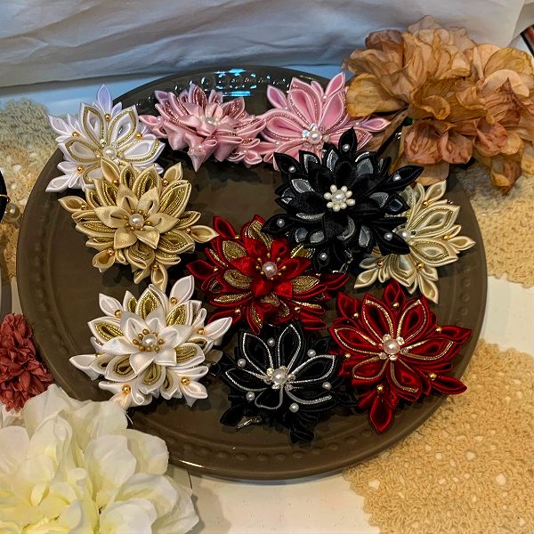 パナミ　つまみ細工ブローチキット　モダンにおでかけつまみ細工　1キットで2個　つまみ細工キット　ホビータイム約2時間～　サテン生地使用カット済みキット　作り方動画