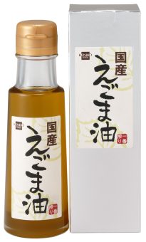 商品名 国産えごま油 内容量 93g 商品説明 無農薬で育てた国産荏胡麻を何度も選別してから焙煎加工し、風味と栄養を壊さぬよう農園直結の工場で鮮度抜群のまま低温圧搾したえごま油です。 精製せずにそのまま瓶詰めしたピュアオイルは、味の余韻も魅力で上質なワインのように澱のあることが特徴です。 原材料 荏胡麻（国産） 栄養成分 100gあたりエネルギー921kcal たんぱく質0g 脂質100g 炭水化物0g 食塩相当量0g 飽和脂肪酸7.8g n-3系脂肪酸62.4g n-6系脂肪酸17.3g 保存方法・注意事項 直射日光・高温多湿を避けて冷暗所で保存して下さい。 賞味期限 商品パッケージに記載 広告文責 奈良恵友堂有限会社連絡先：0743‐53‐1893 販売者 健康フーズ株式会社 製造者 ー ■