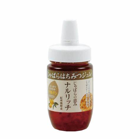 商品名 じゃばらはちみつジュレ 内容量 150g 商品説明 じゃばら果皮に含まれる天然のペクチンを利用して、高機能性成分を含んだ「じゃばら」エキスを加えた健康志向の、はちみつ加工品です。 原材料 はちみつ、じゃばらエキス、じゃばら果皮 栄養成分 100gあたり g 保存方法・注意事項 直射日光・高温多湿を避けて保存して下さい。 賞味期限 商品パッケージに記載 広告文責 奈良恵友堂有限会社連絡先：0743‐53‐1893 販売者 株式会社ナルリッチNH