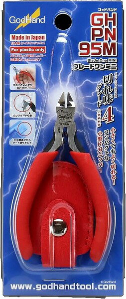 小さくてもよく切れる！コンパクトな小型片刃ニッパー ブレードワンミニは、手の小さい方も扱いやすい小型の片刃ニッパーです。 切れ味は片刃ニッパースタンダードモデルのブレードワンニッパーと同等で、スライスカットにより美しい切断面が得られます。 太く短いグリップが手のひらにフィットするので、手の小さい方でも、握った際にすっぽ抜けにくく、取り回しがしやすいです。 刃厚があり丈夫なので、片刃ニッパーに慣れていない方も、刃折れの心配をせずに安心してご使用いただけます。 硬いクリアパーツのゲートやレジンキットの湯口も切断可能です。 刃先が先端に向けて細くなっているため、ゲート部分にしっかりと刃を入れてパーツを切り出せます。 コンパクトなので持ち運びにも便利！付属のホック付きニッパーキャップをすれば、より安全に持ち運ぶことができます。