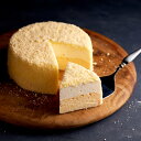 名称 【HOKKAIDO PREMIUM GIFT】【Grande　patissier】大人のFormaggio（濃厚チーズ） 内容量 大人のFormaggio（濃厚チーズ）4号×1 賞味期限 冷凍90日 商品箱サイズ 210×210×85(mm) 本製品に含まれるアレルギー物質 　小麦　　卵 　乳成分　　ゼラチン 販売者 株式会社　WORTH　JAPAN北海道札幌市西区八軒四条西4-1-6 冷凍 ギフト チーズ　ケーキ スイーツ お中元 お歳暮 御年賀 プレゼント お祝い 贈答用 お取り寄せ グルメチーズのおいしさを心ゆくまで楽しめる、チーズ好きにはたまらない逸品。大人のFormaggio（濃厚チーズ）