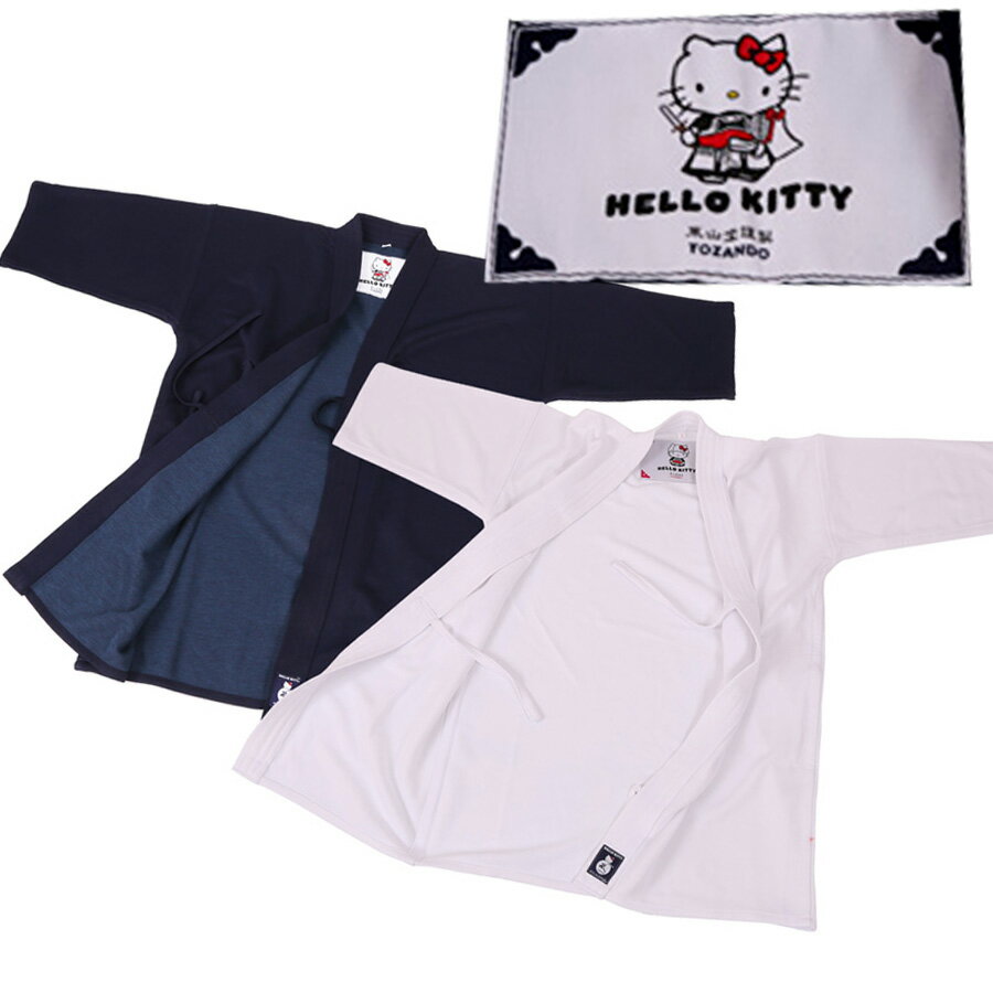 東山堂とHELLO KITTYのコラボ剣道着が新登場！ 乾きやすく使いやすいジャージ剣道衣に ハローキティの可愛らしい特製タグが付きました！ お稽古の着替えが楽しみになりますね♪ 色は紺色、白色の2種類ご用意いたしました。 注意：ディスプレーの設定等で実際の色とは異なって見える場合がございます。 著作：(株)サンリオ 発売元：(株)東山堂 製造元：(株)東山堂 &#9400;1976, 2019 SANRIO CO., LTD. APPROVAL NO.S594140 ※剣道着はメール便の規定のサイズを超えておりますため、 恐れ入りますがメール便にてお送りすることができません。 配送方法をお選びいただく際は 宅配便をお選びいただきますよう、よろしくお願いいたします。 【◇剣道着サイズの選び方◇】 【◇刺繍をご希望のお客様◇】 号数 推奨身長（約cm） 着丈（約cm） 裄丈（約cm） 身幅（約cm） 00 105〜115 67 50 46 0 115〜130 70 52 48 1 130〜140 73 54 50 1L 140〜150 76 56 52 2 150〜160 79 59 54 2L 160〜165 82 62 56 3 165〜170 85 65 58 3L 170〜175 88 68 60 4 175〜180 91 71 62 4L 180〜185 94 74 64 ※推奨サイズは標準的な推奨の身長となります。 ○下記よりお客様にあった剣道着の選び方が御覧頂けます。 ※お買い上げ前に必ず一度お目をお通し下さい。 刺繍位置は剣道着前合わせ右側となります。 （刺繍位置は剣道着前合わせ右側となります。） ※書体・色見本はこちら ○各商品毎に選択肢にて「ネーム希望」をお選び下さい。 ○刺繍文字「その他」をご希望のお客様は買い物カゴを進めて頂くとでる「備考欄」へご希望の文字を商品毎にご記入下さい。 ※スペースの都合上1文字〜5文字までがオススメです。 ○通常、剣道着への刺繍は着衣すると見えない位置にくるため 苗字のみをお入れさせて頂くことが多くなります。 ○6文字以上の文字につきましては、一文字150円(税別)頂きます。 【ご注意とお願い】 刺繍をご希望の場合も翌営業日までに出荷する為に、ただちに刺繍作業に入ります。 基本的に刺繍ご注文後の変更・キャンセルを御受け出来ません。 剣道防具オンライン　剣道着9095