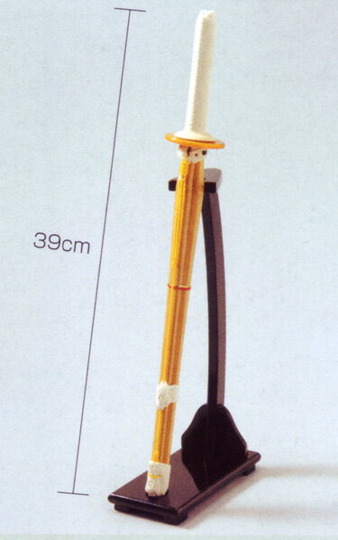 装飾用のミニ竹刀です。 お祝いなどの贈答用として、いかがでしょうか。 仕様 サイズ 約39cm セット内容 竹刀、鍔・鍔止め、竹刀立て台 【剣道具・剣道用小物】　